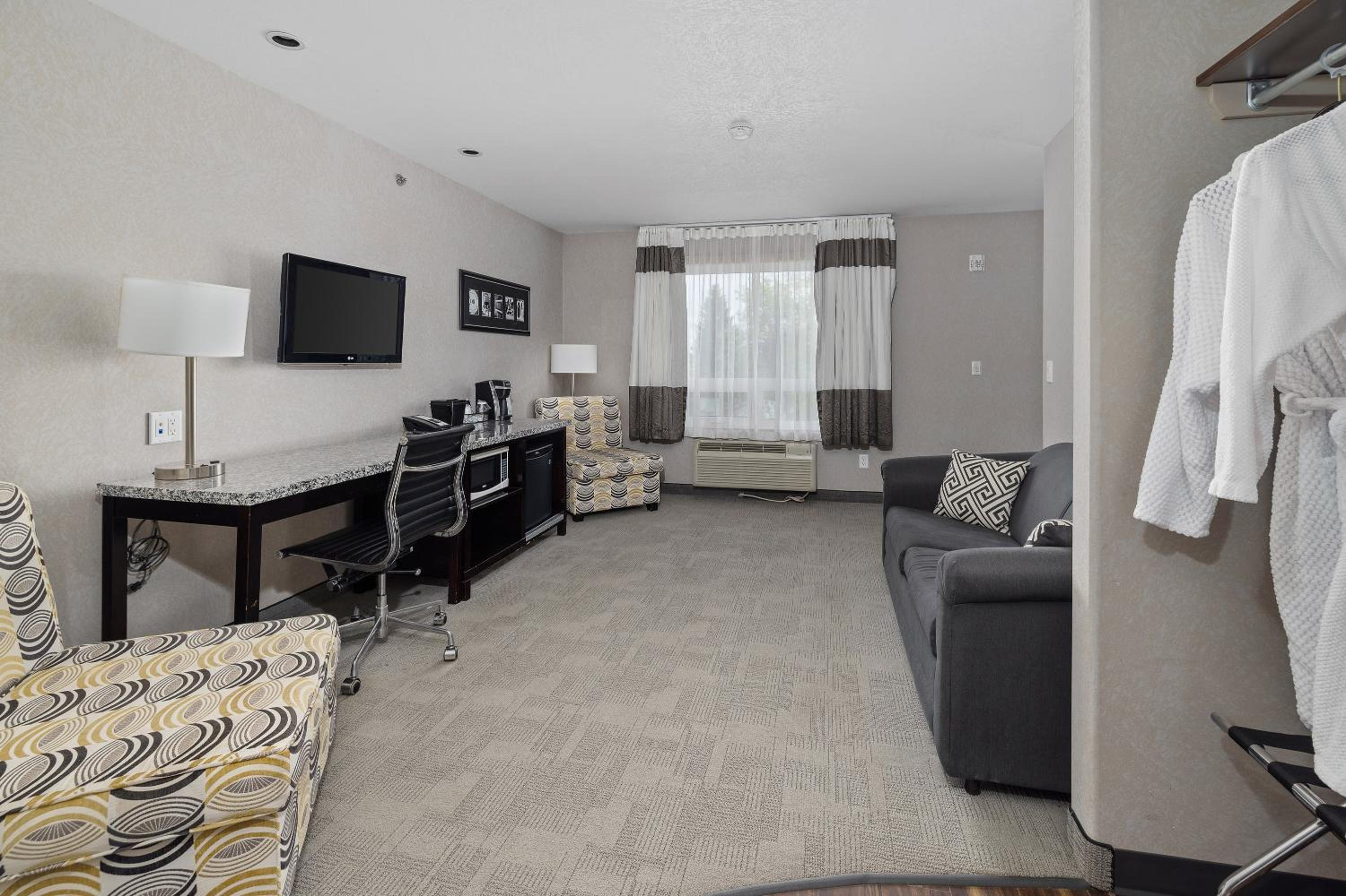 King Suite - Non-Smoking photo 2