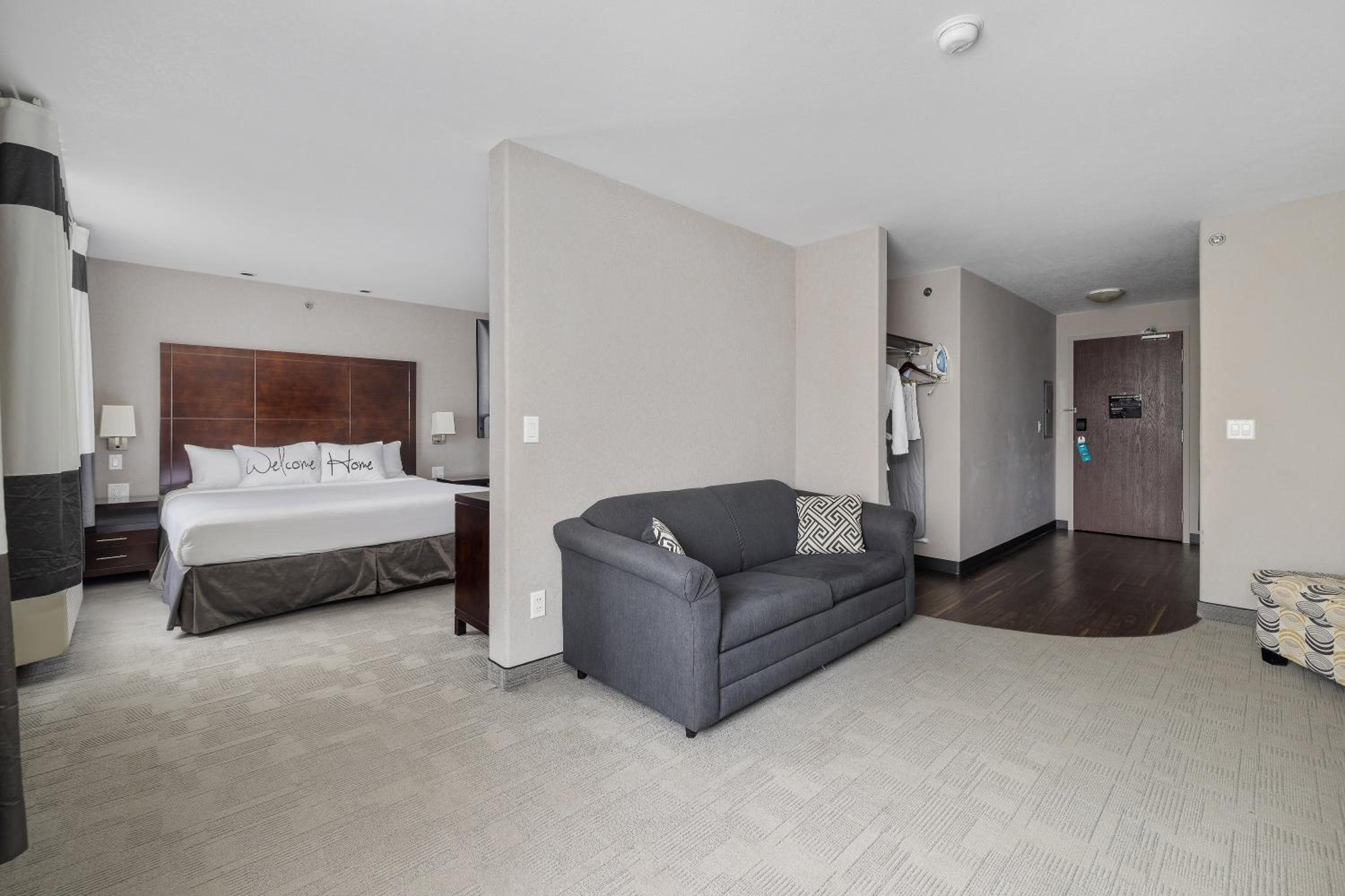 King Suite - Non-Smoking photo 3
