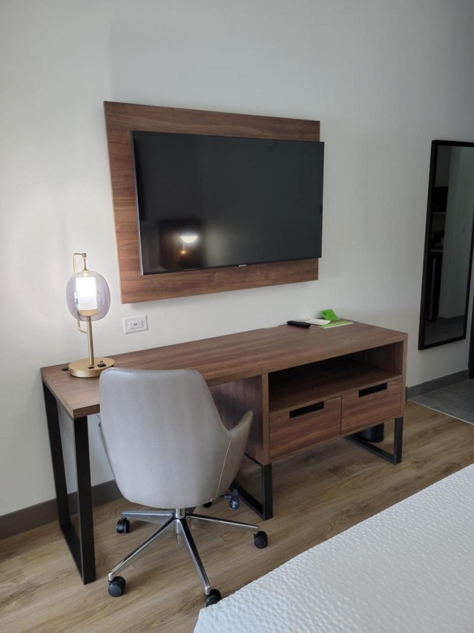 Executive King Room - Mobility Access/Non-Smoking photo 2