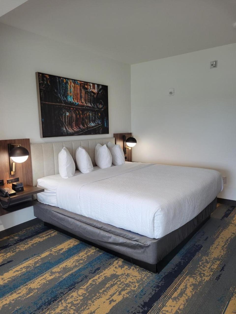 King Room with Mobility/Hearing Impaired Access - Non-Smoking photo 3