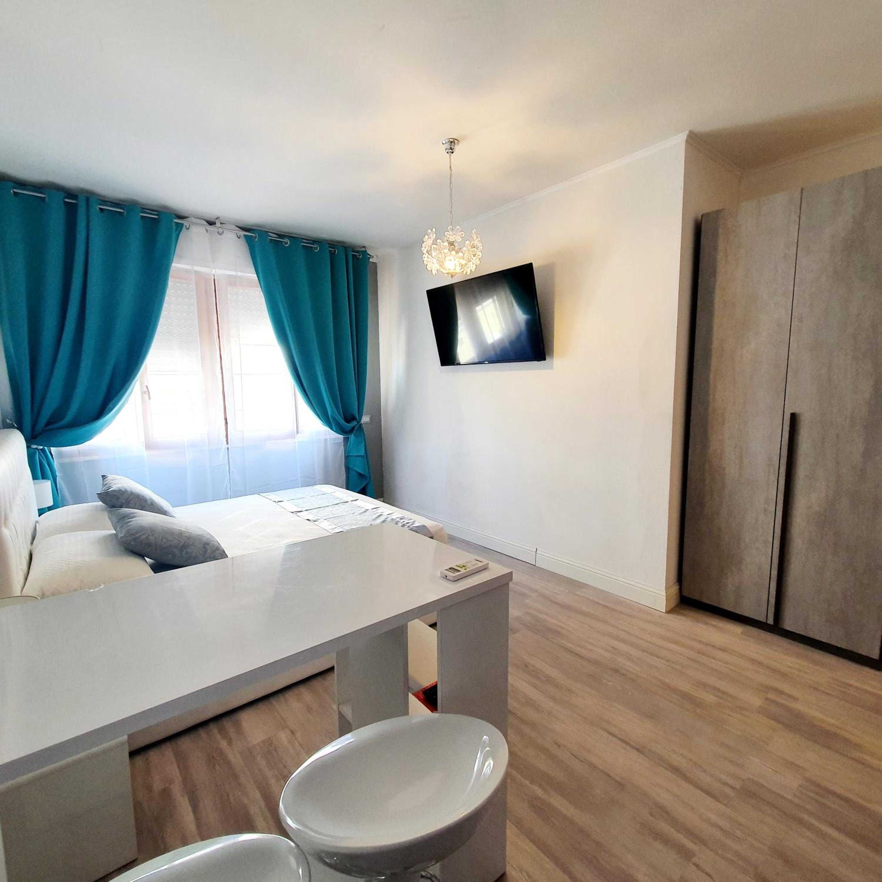 One-Bedroom Apartment - Photo 6