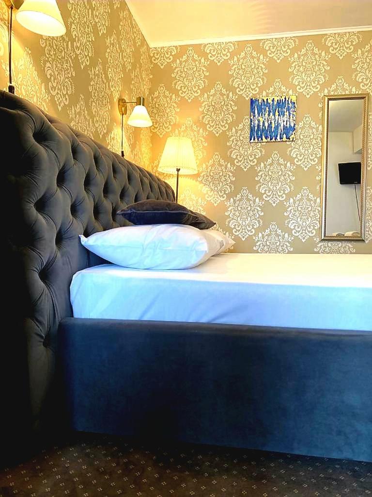 Queen Room photo 1