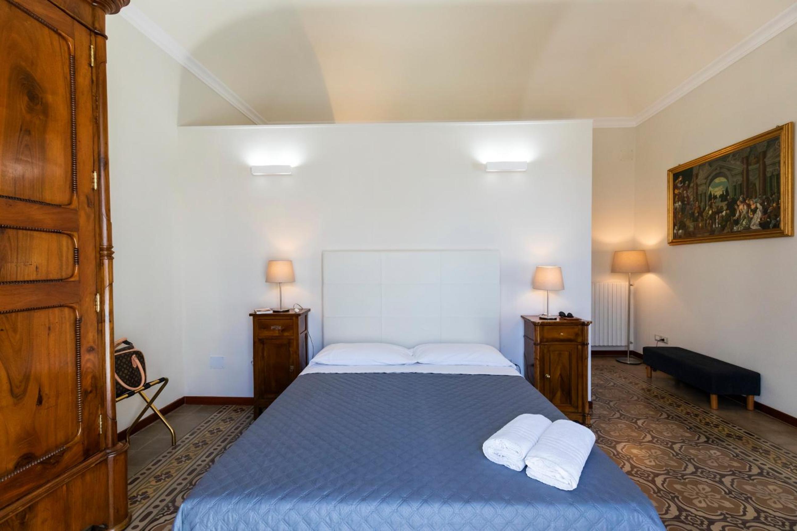 Junior Suite with Cathedral View photo 2