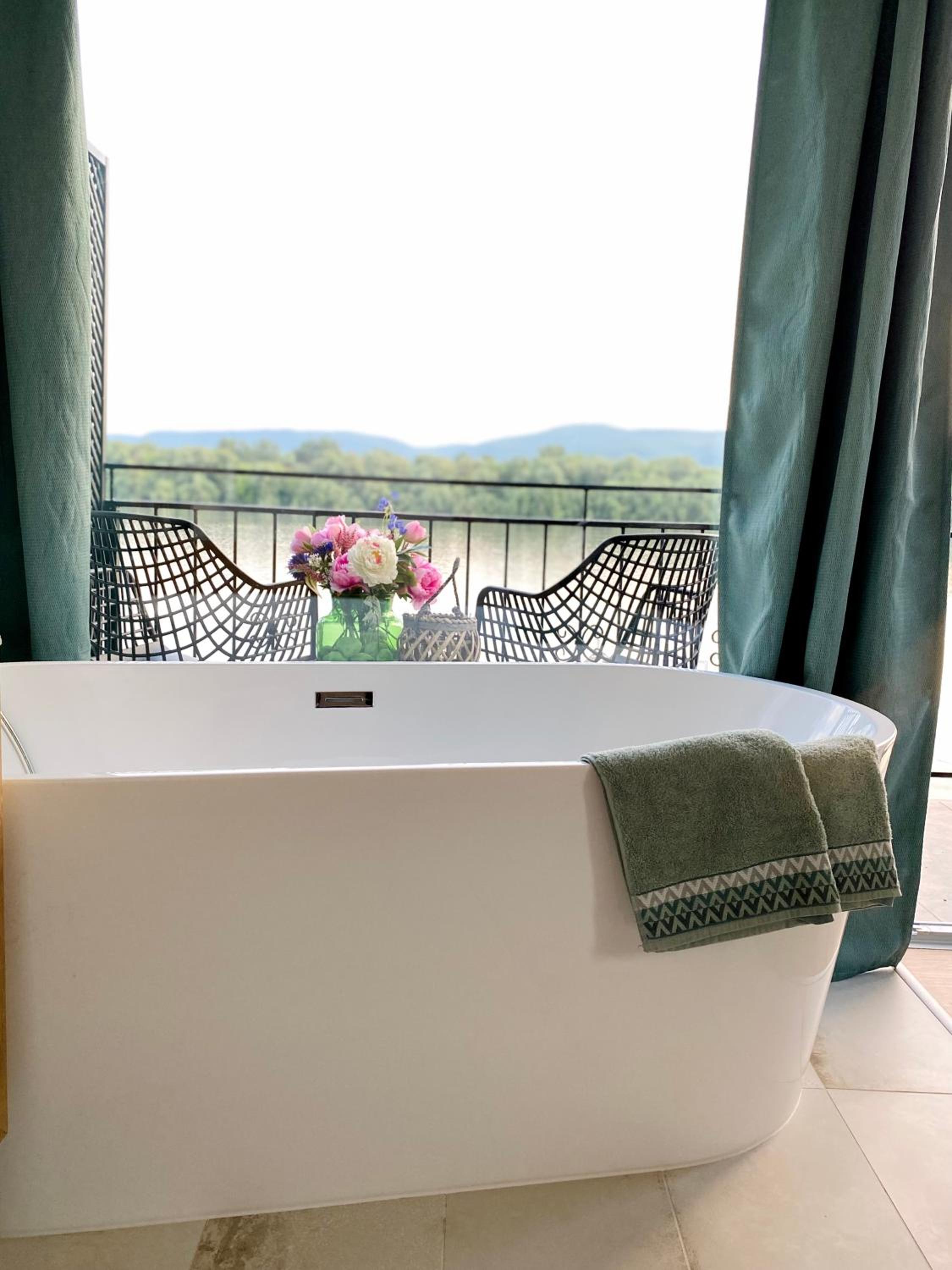 Deluxe Double Room with Balcony - Photo 10