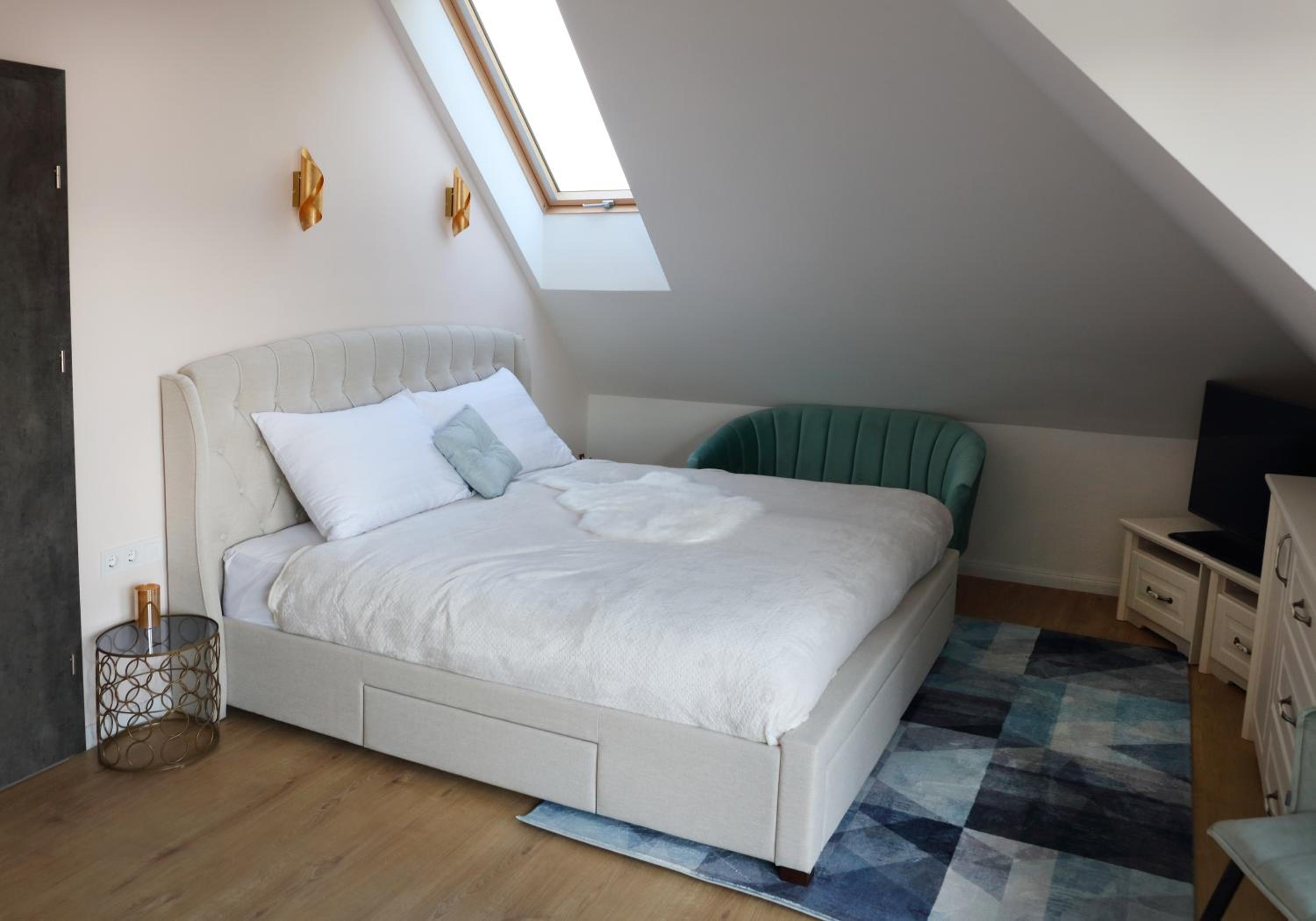 Deluxe Double Room with Balcony - Photo 12