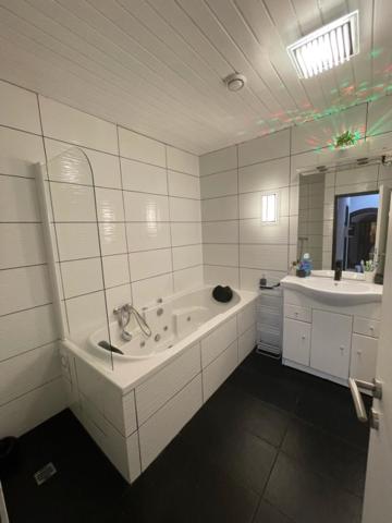 Deluxe Room - Photo 16