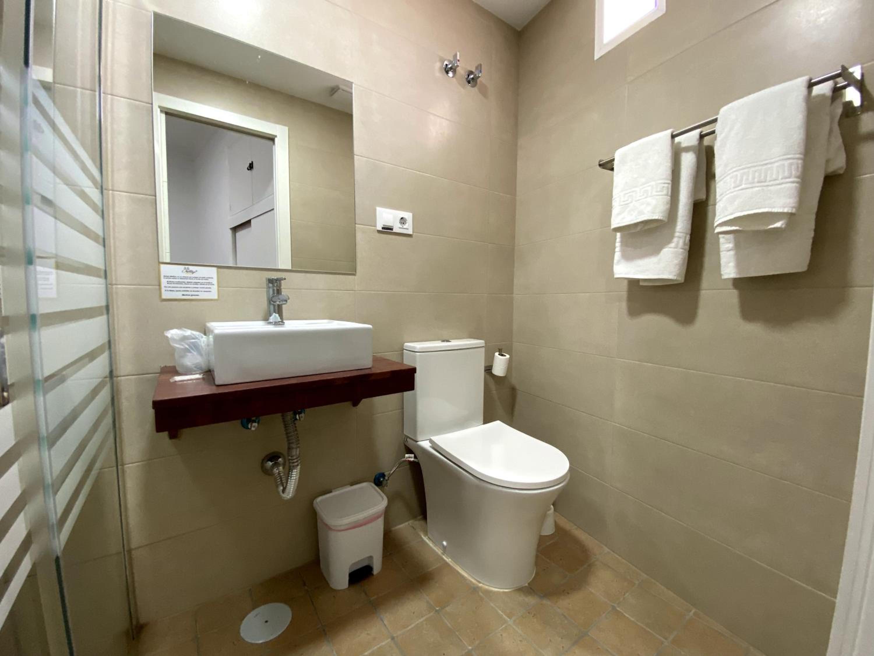 Twin Room - Photo 10