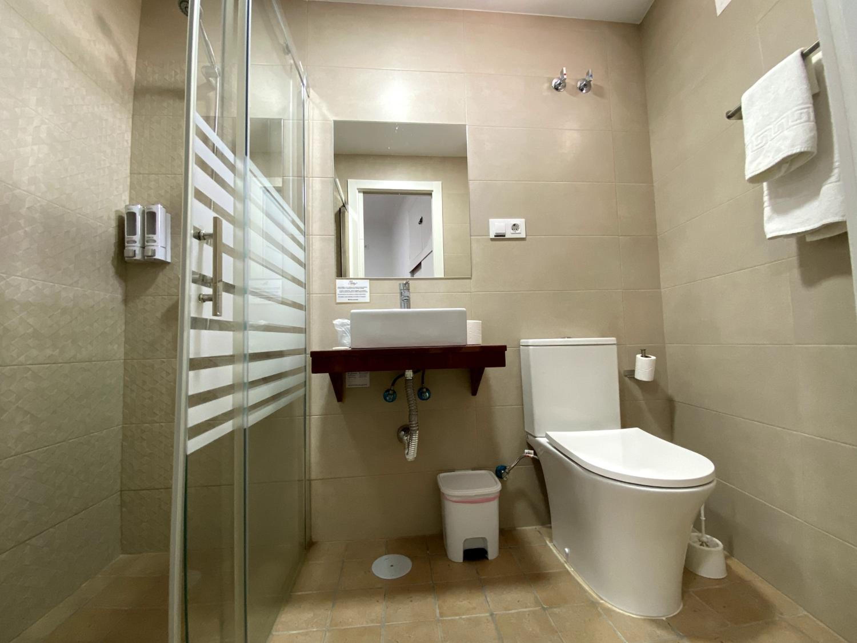 Twin Room - Photo 9