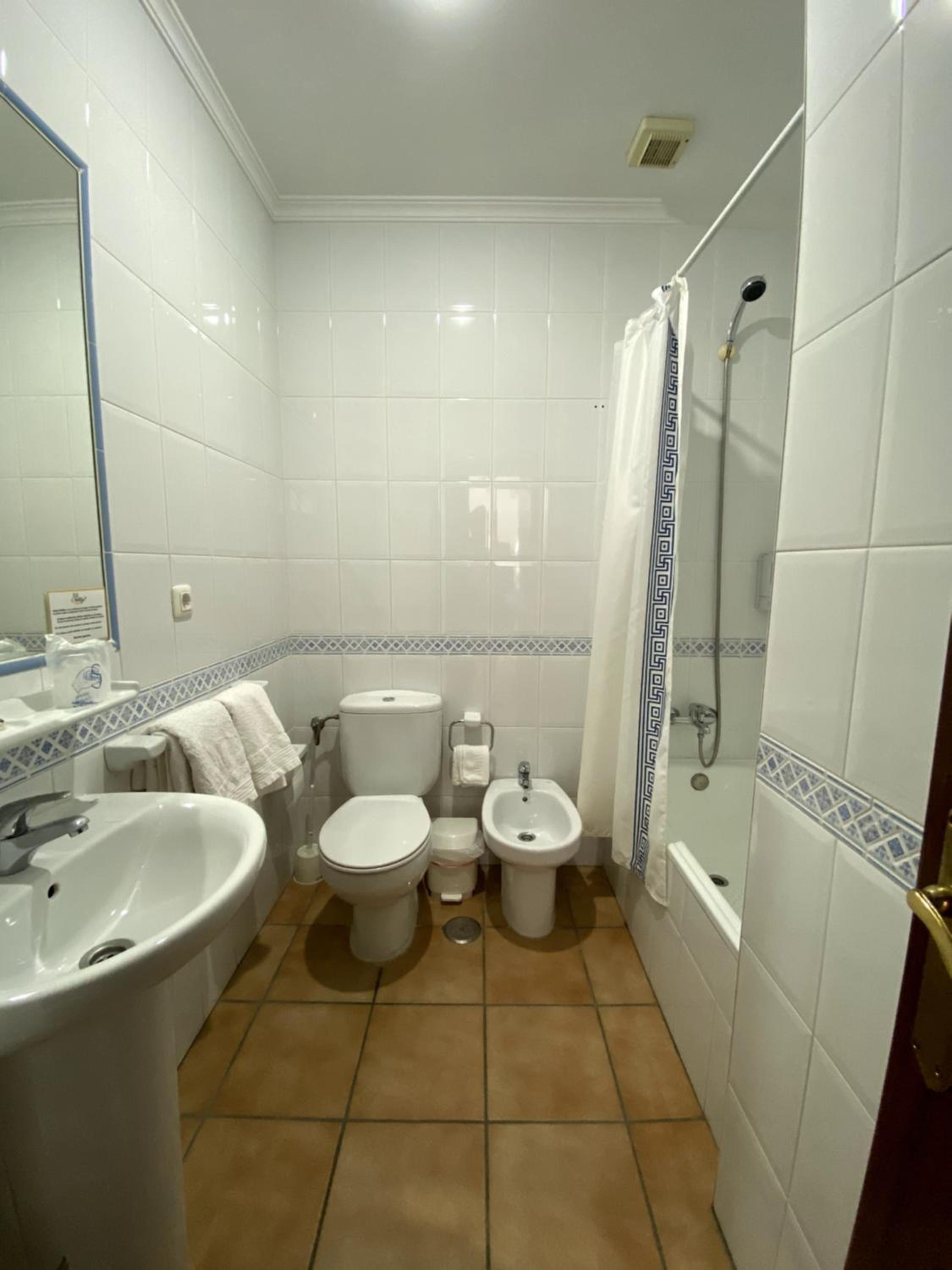 Twin Room - Photo 15