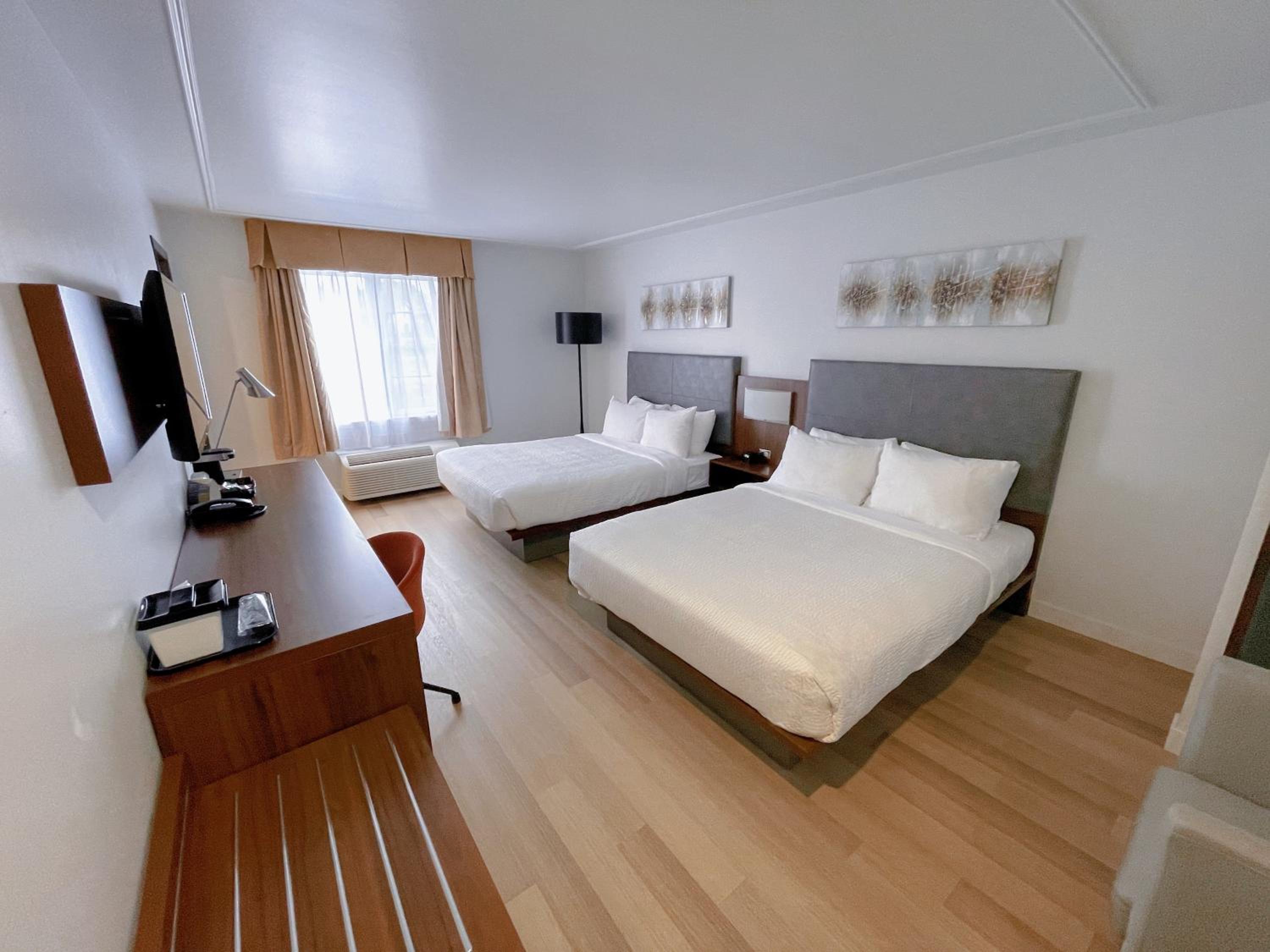 Standard Queen Room with Two Queen Beds - Non Smoking/No Pets - Photo 2