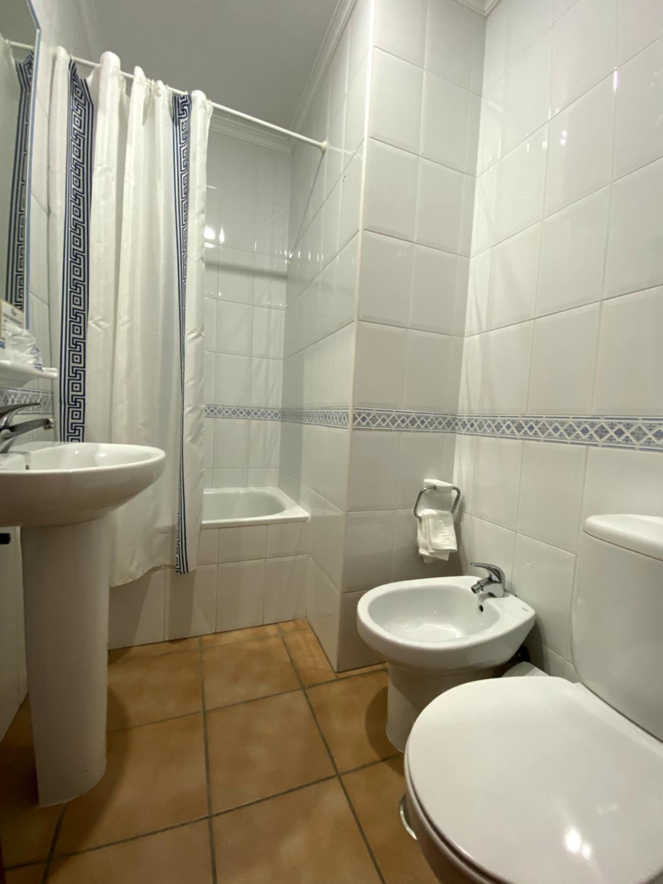 Double Room - Photo 5