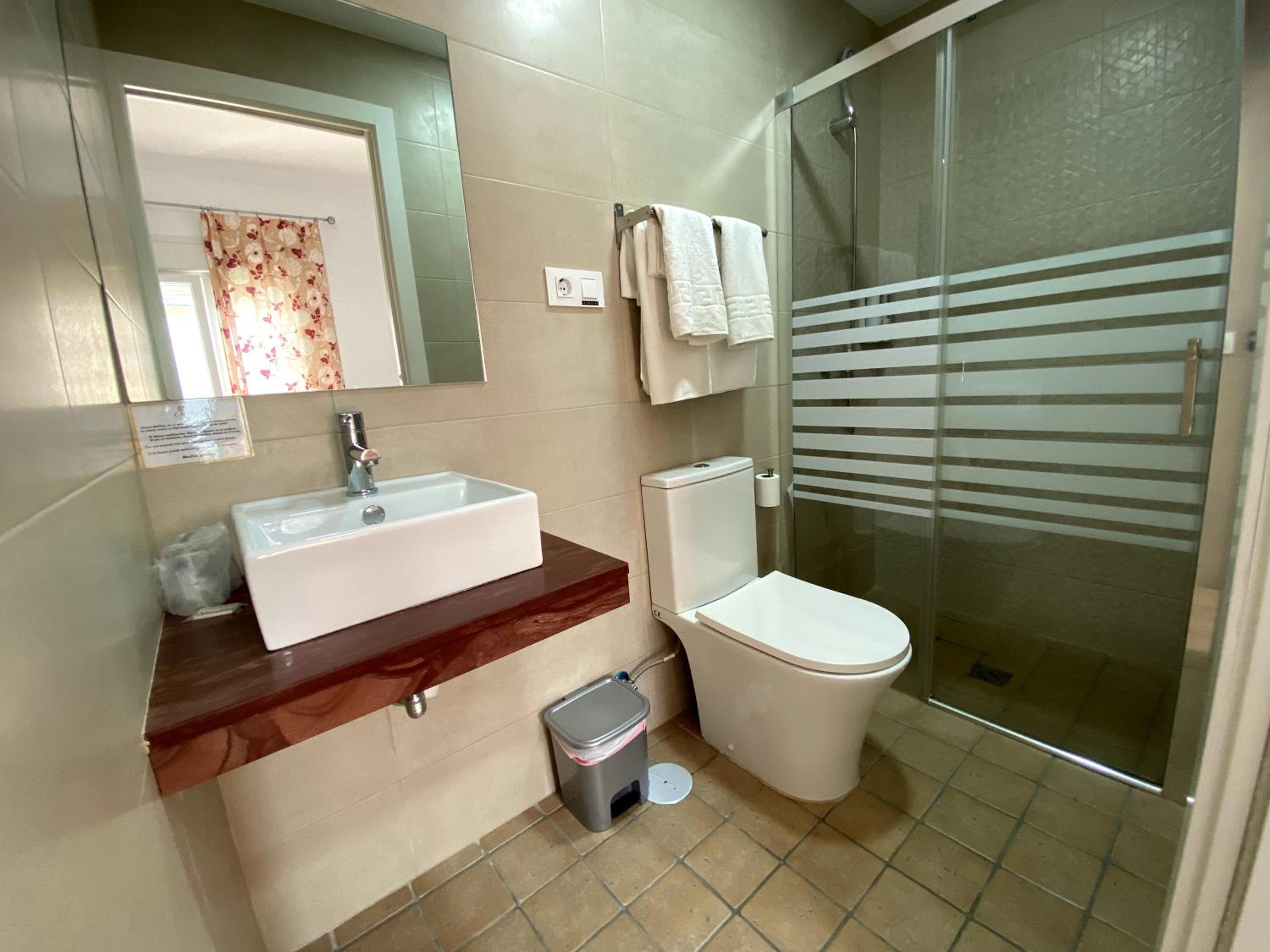 Double Room with Balcony - Photo 4