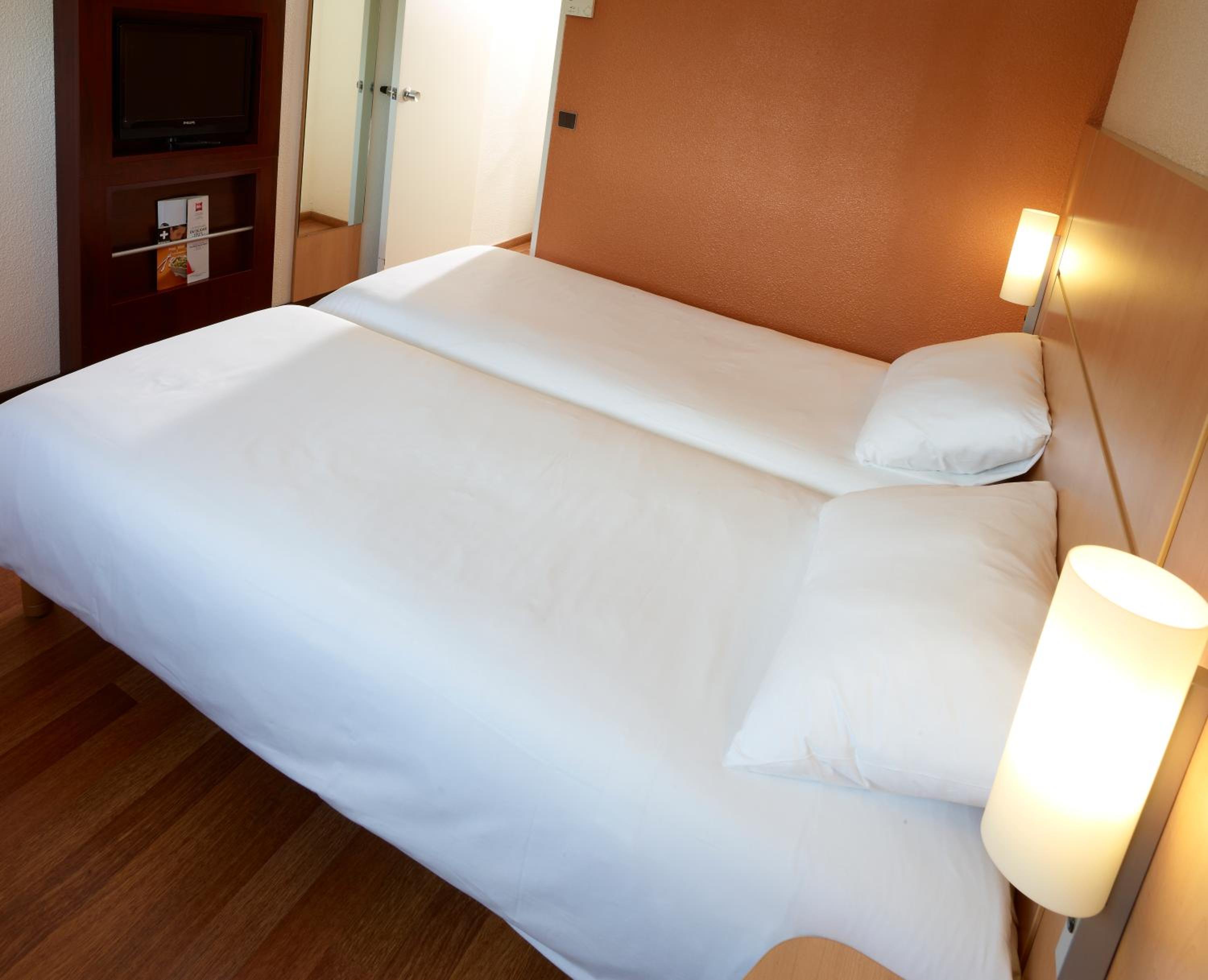 Standard Room with 2 Single Beds - Photo 7