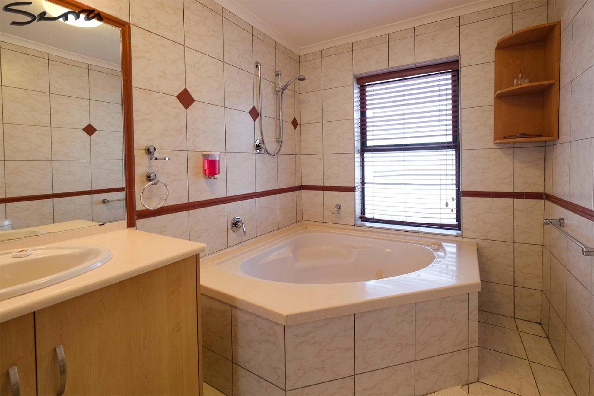 Luxury Suite Room - Photo 8