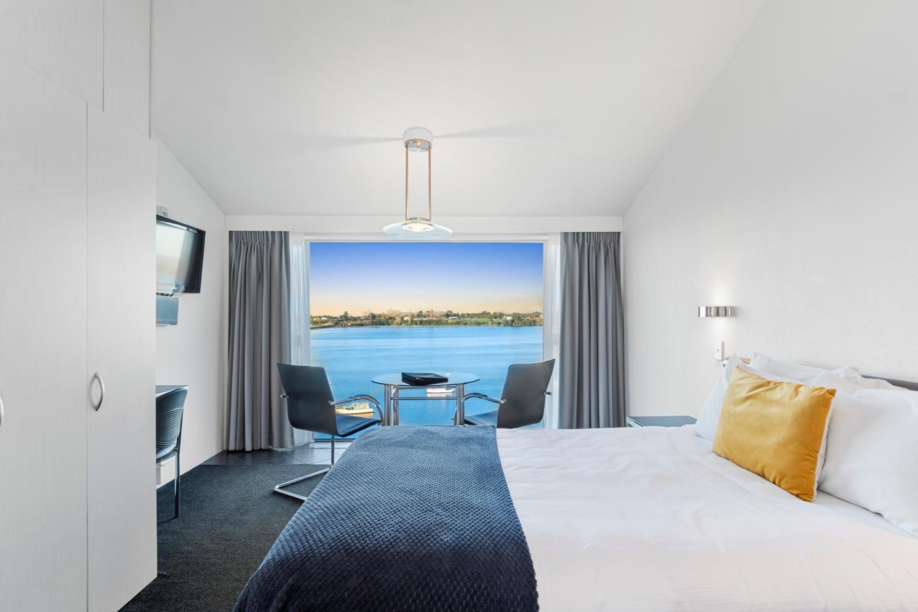 Executive Queen Suite - Water Front - Photo 13