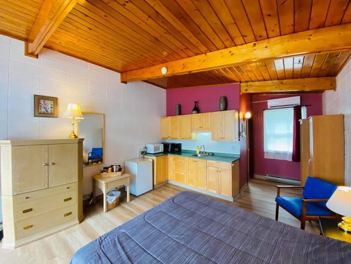 Superior Family Room - Photo 2