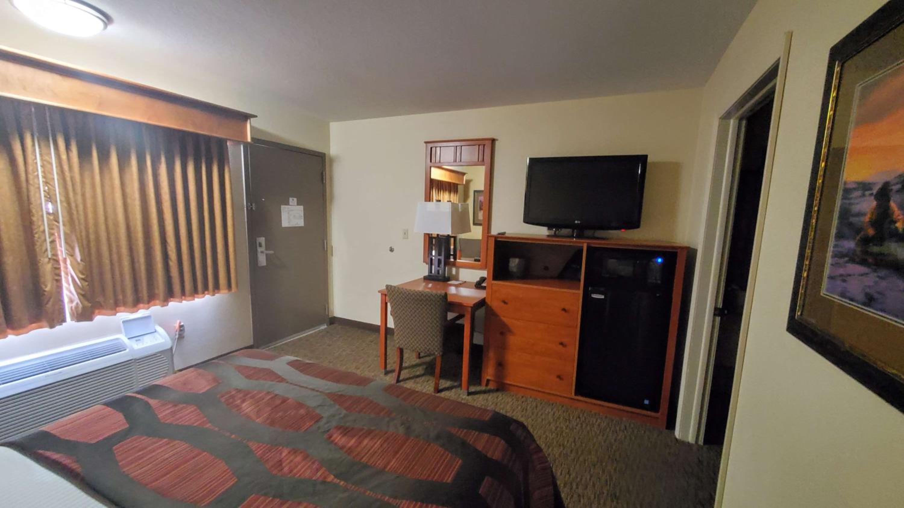 Queen Suite with Two Queen Beds - Non-Smoking photo 2
