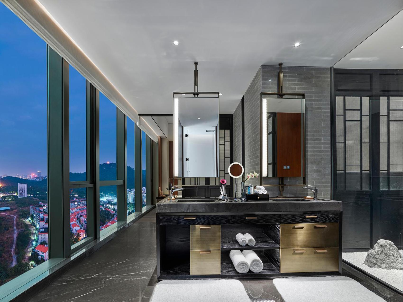 One-Bedroom Suite with Mountain View - Photo 4