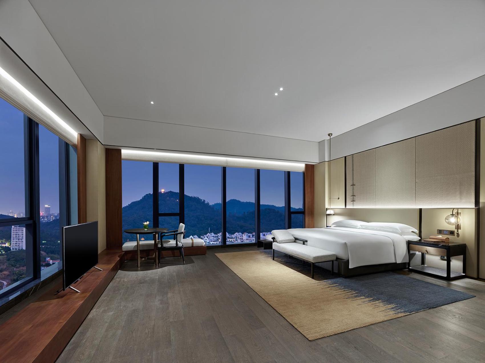 One-Bedroom Suite with Mountain View - Photo 2