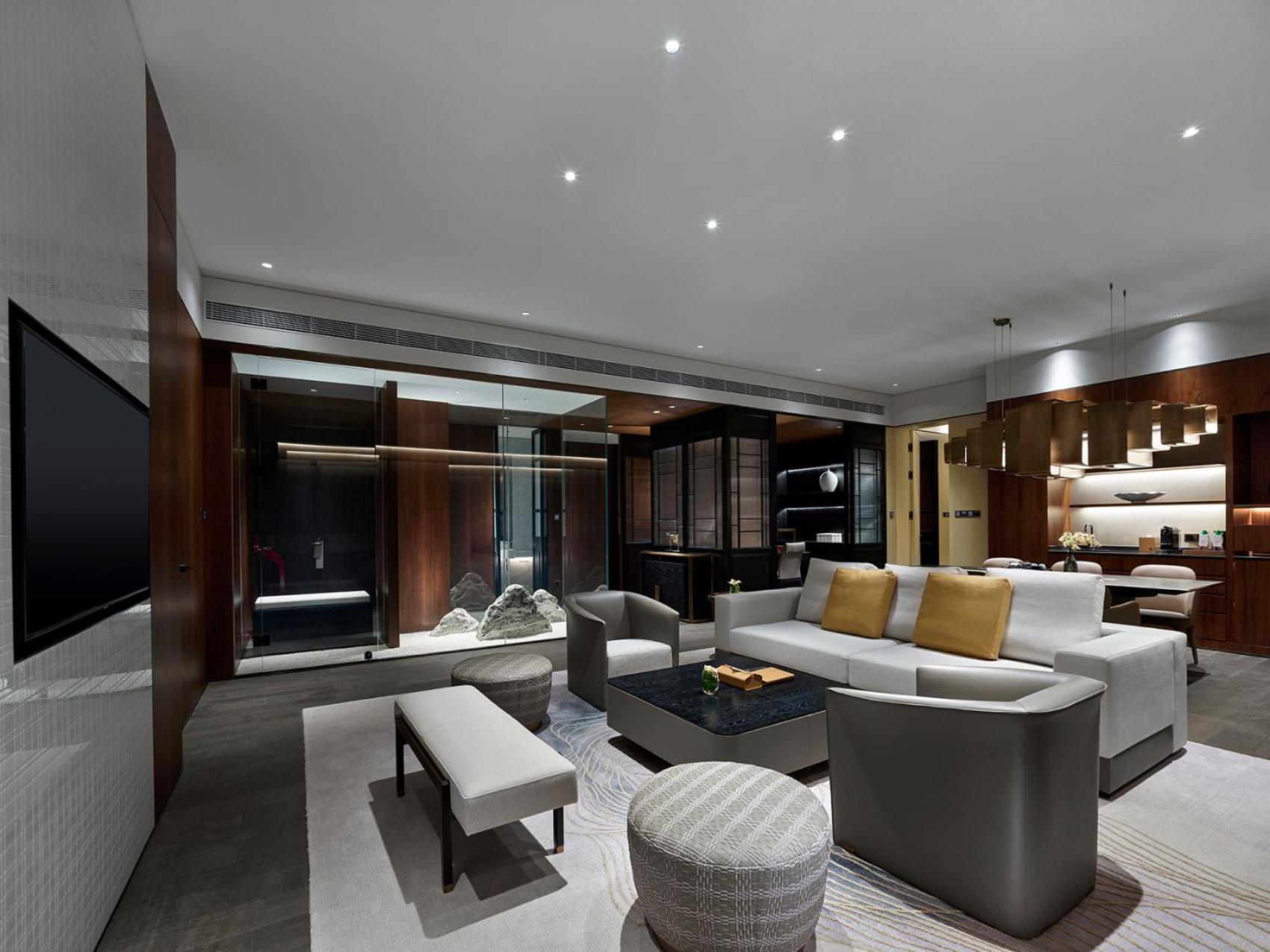 One-Bedroom Suite with Mountain View - Photo 3