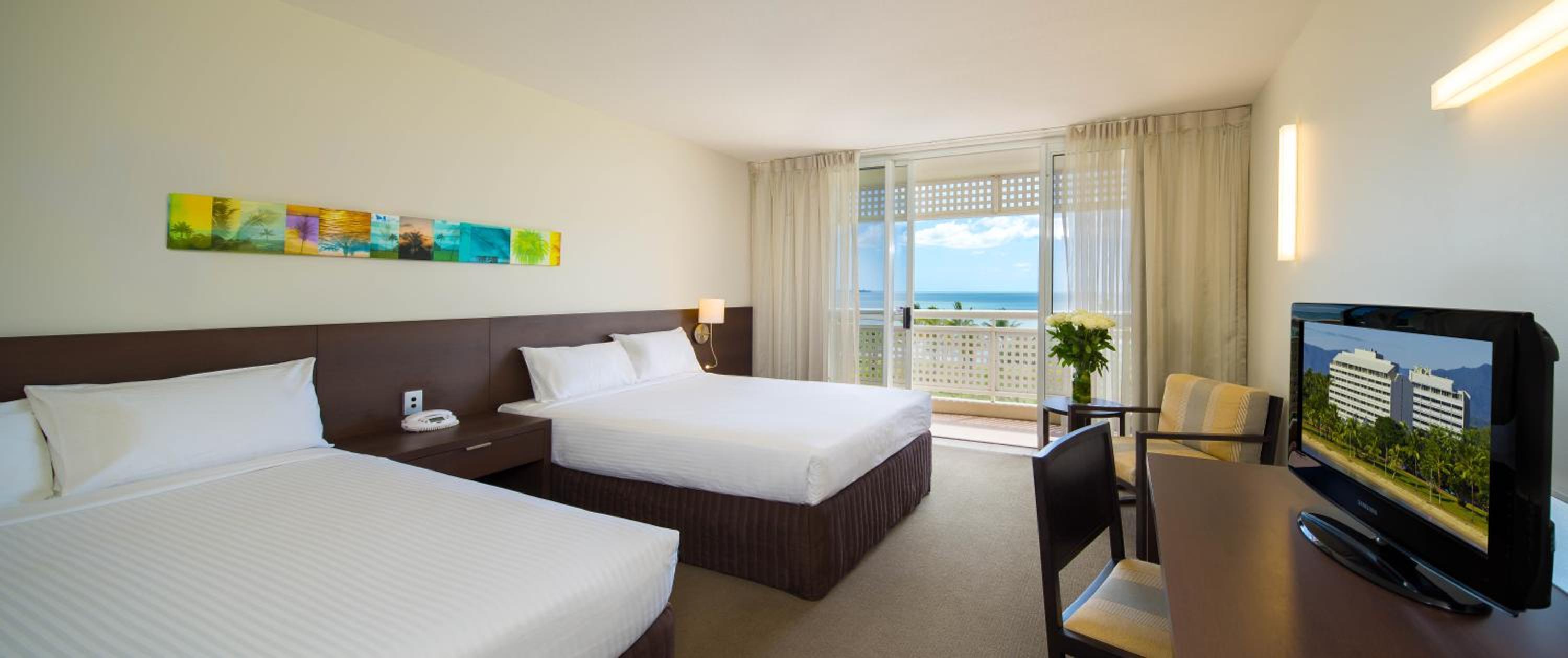 Premium Double Room with Two Double Beds - Seafront - Photo 3