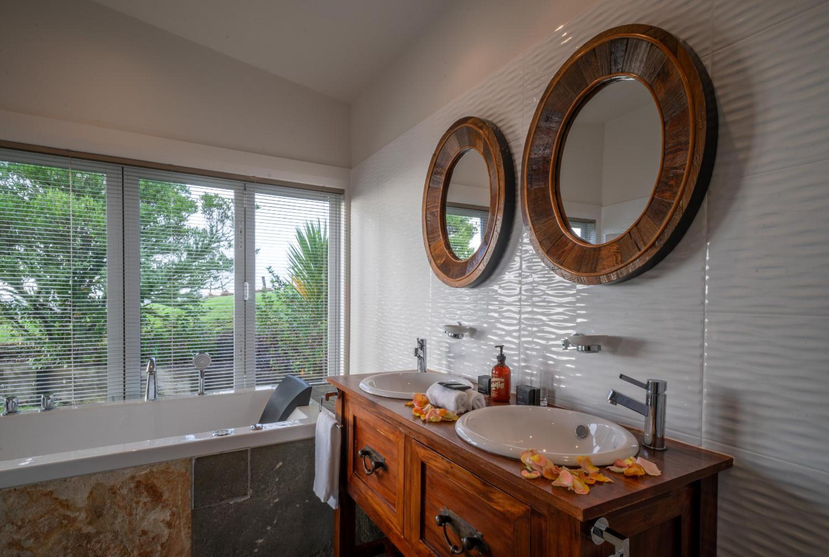 Deluxe King Suite photo 3