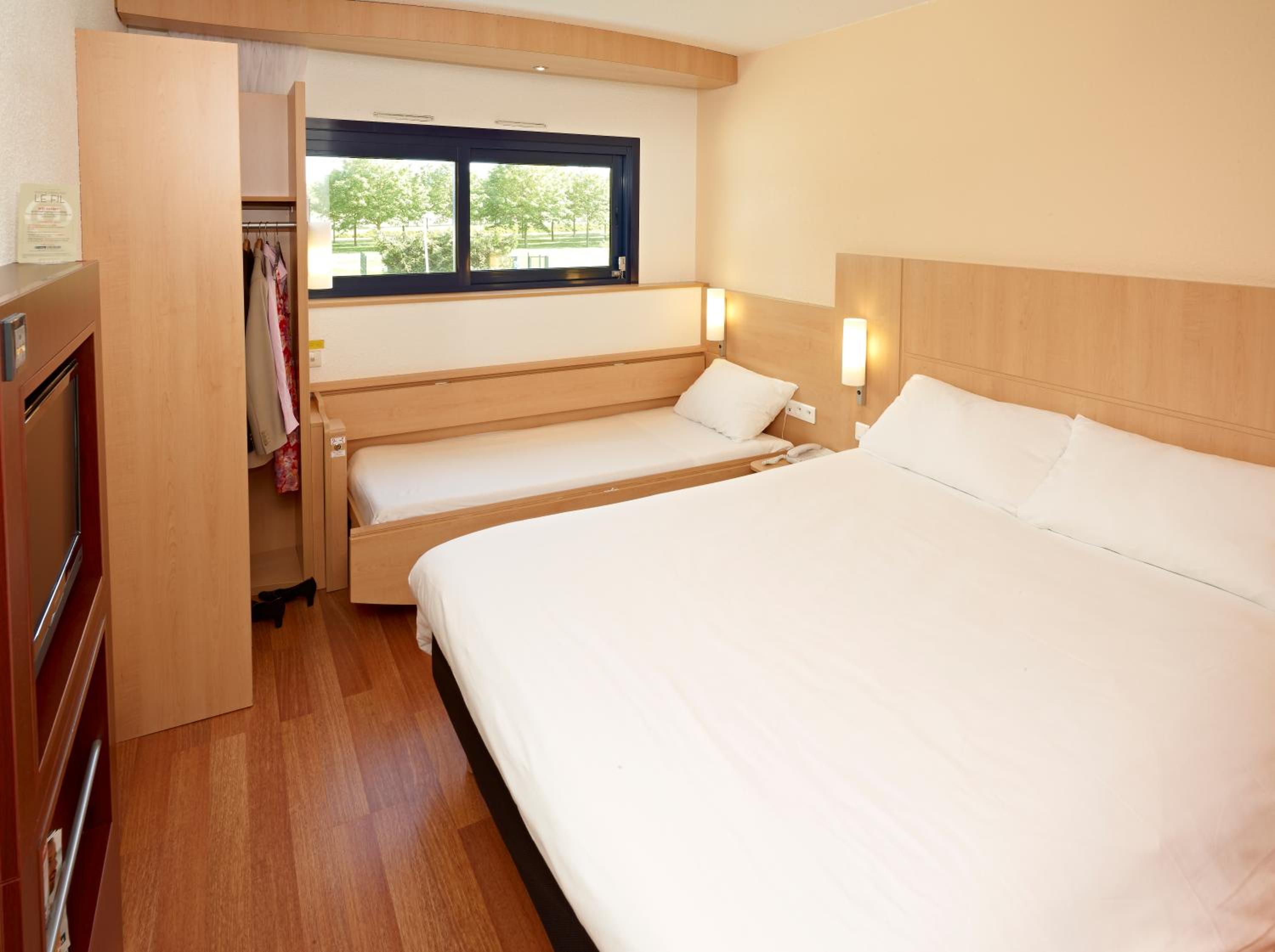 Standard Room with 1 Double and 1 Single Bed - Photo 2