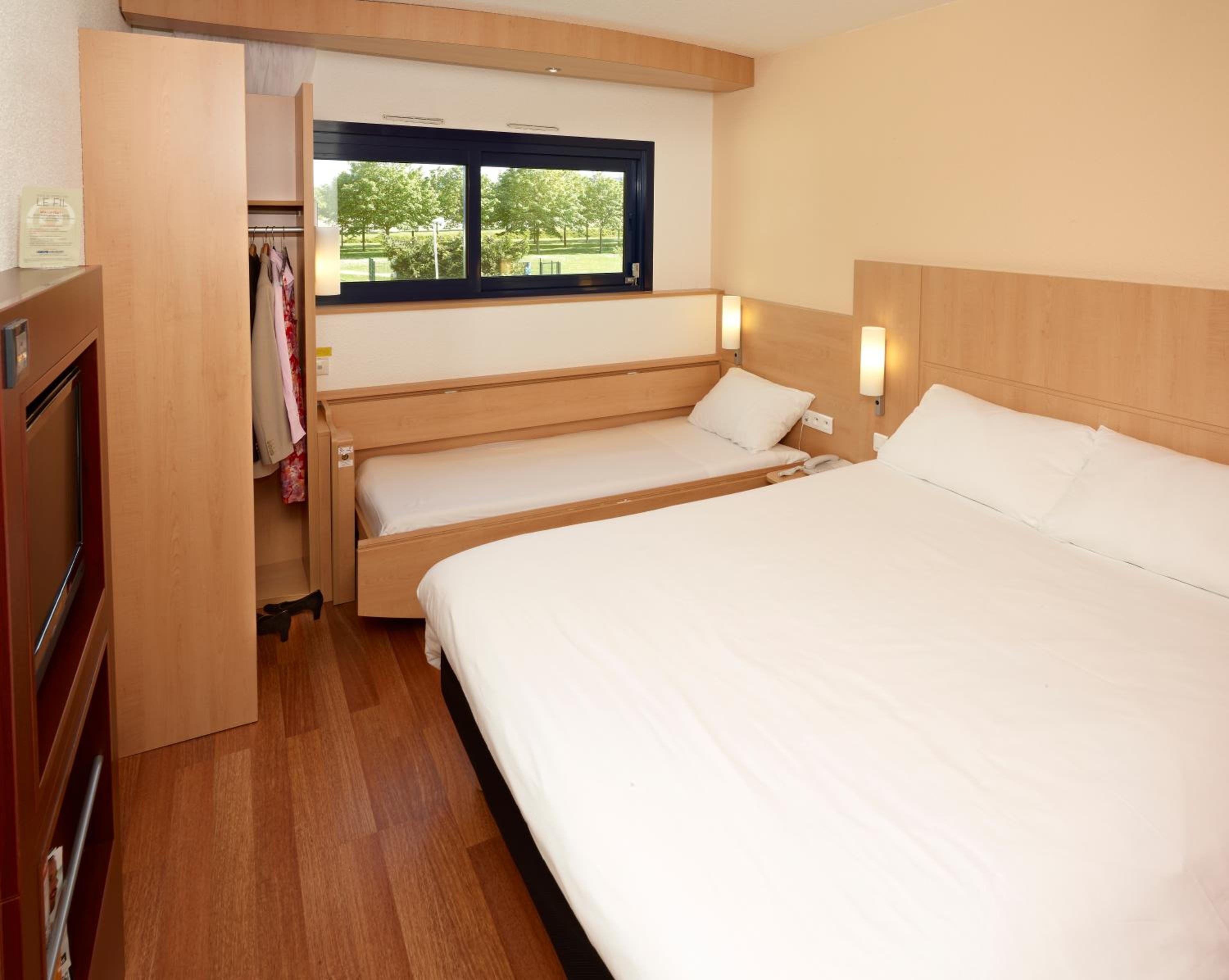Standard Room with 1 Double and 1 Single Bed - Photo 4