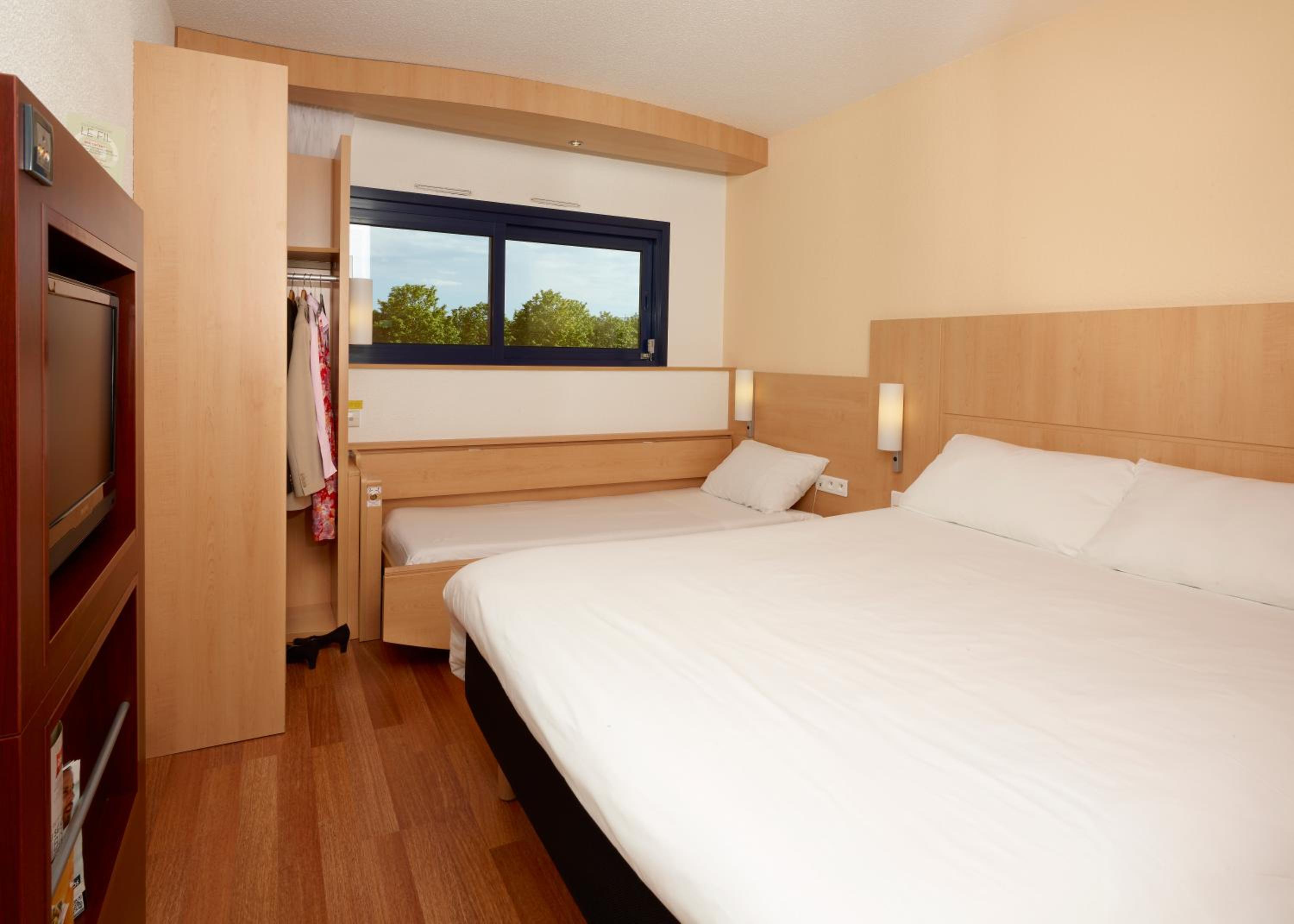 Standard Room with 1 Double and 1 Single Bed - Photo 5