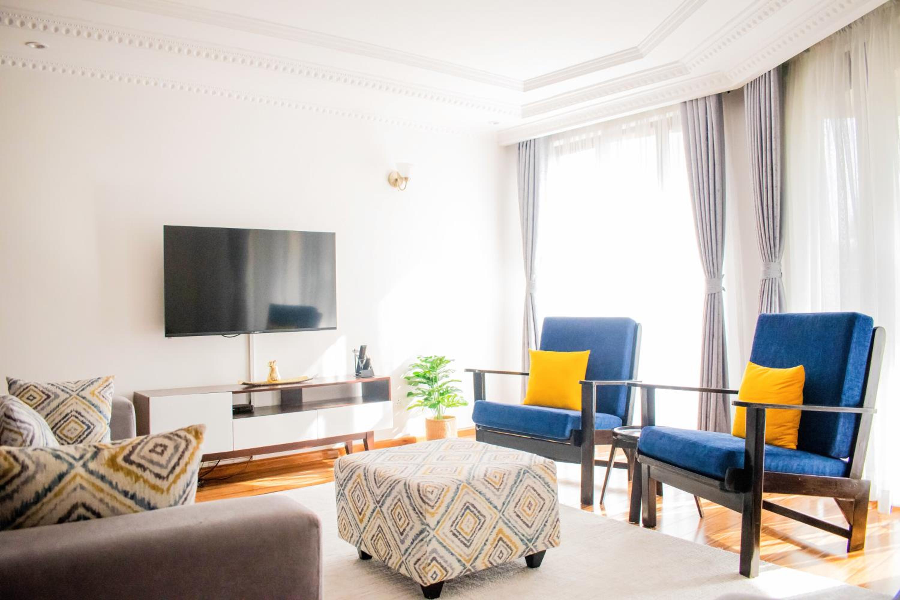 Standard King Room - Photo 9