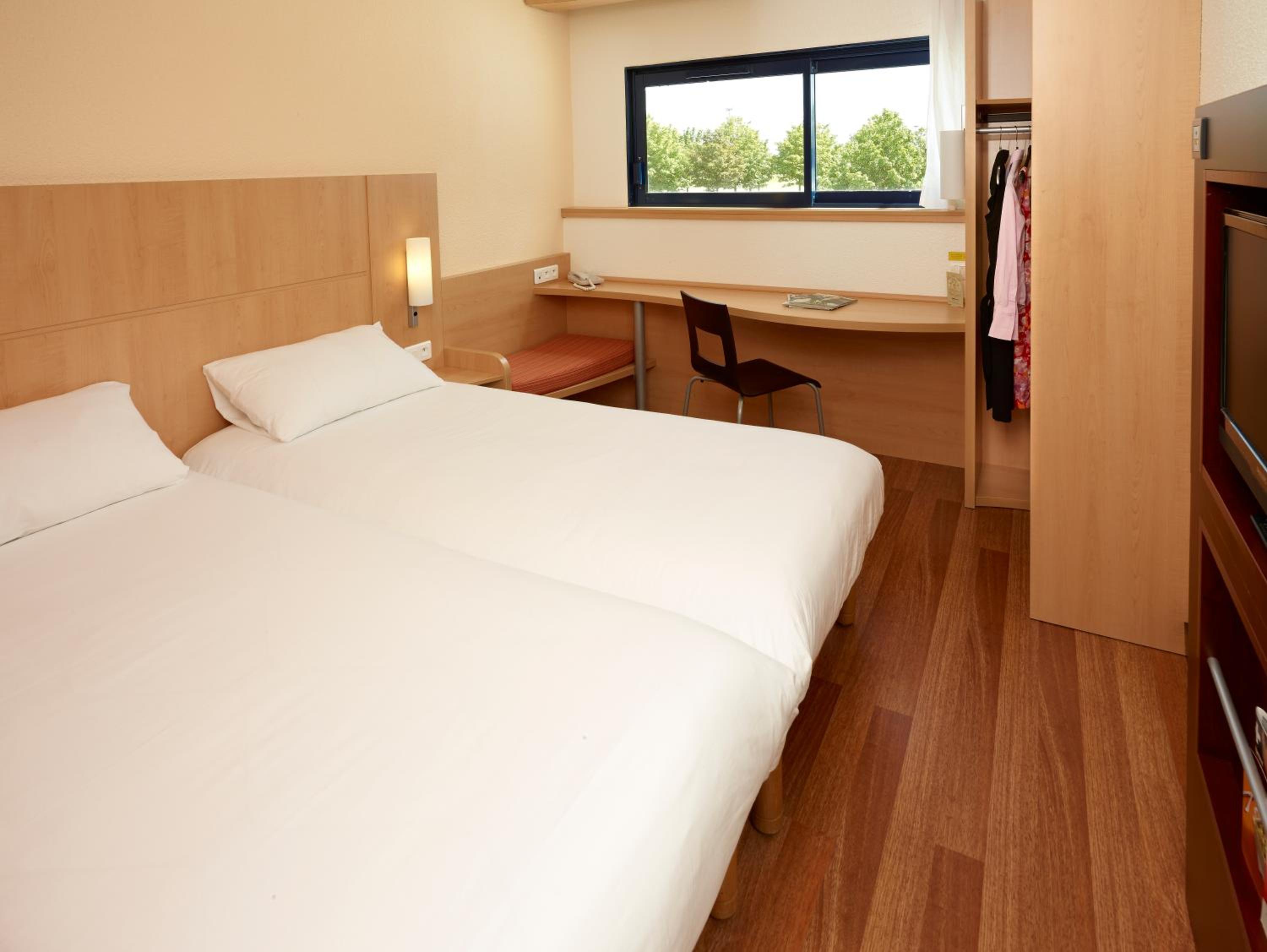 Standard Room with 2 Single Beds - Photo 1