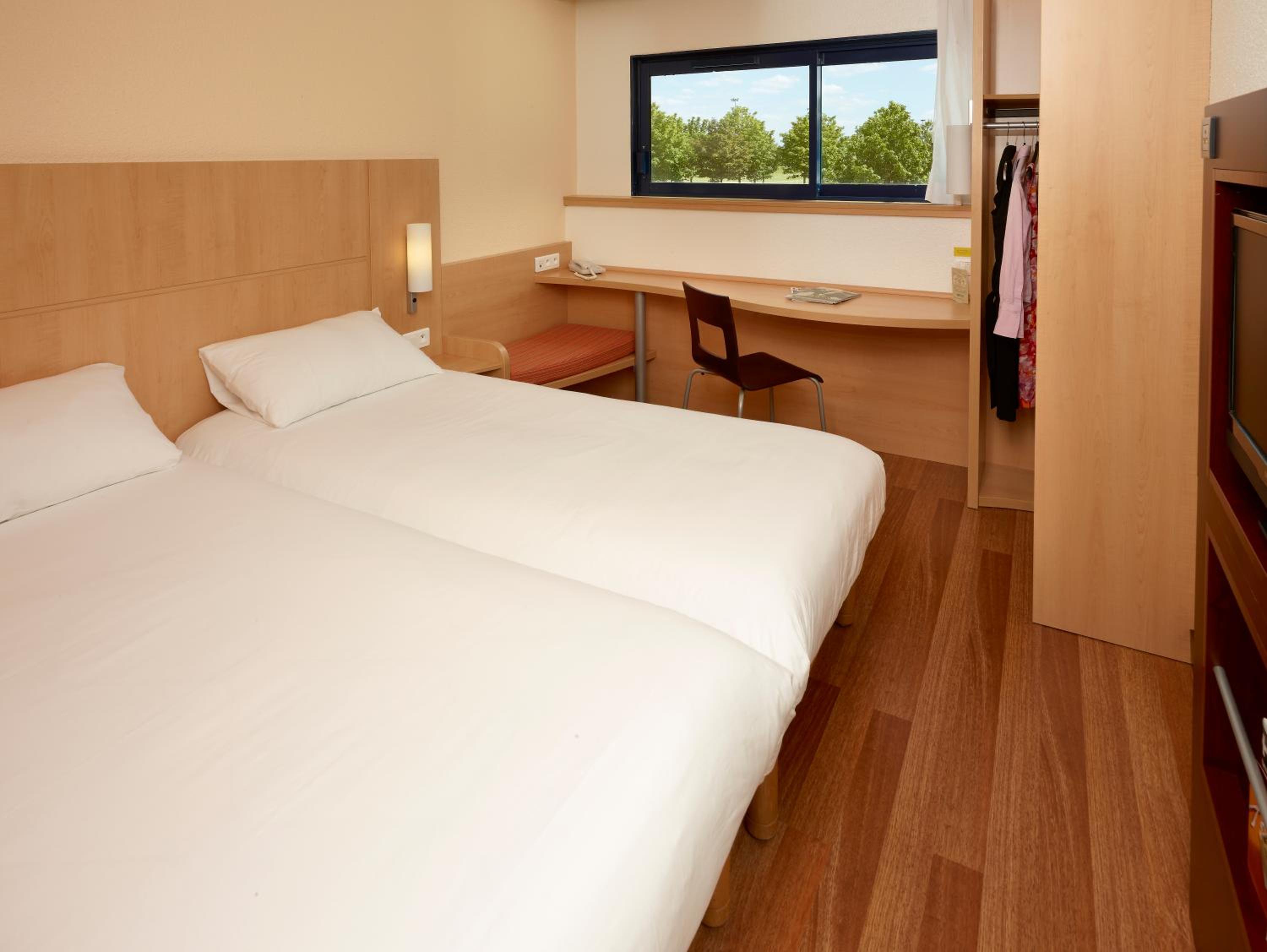 Standard Room with 2 Single Beds - Photo 4