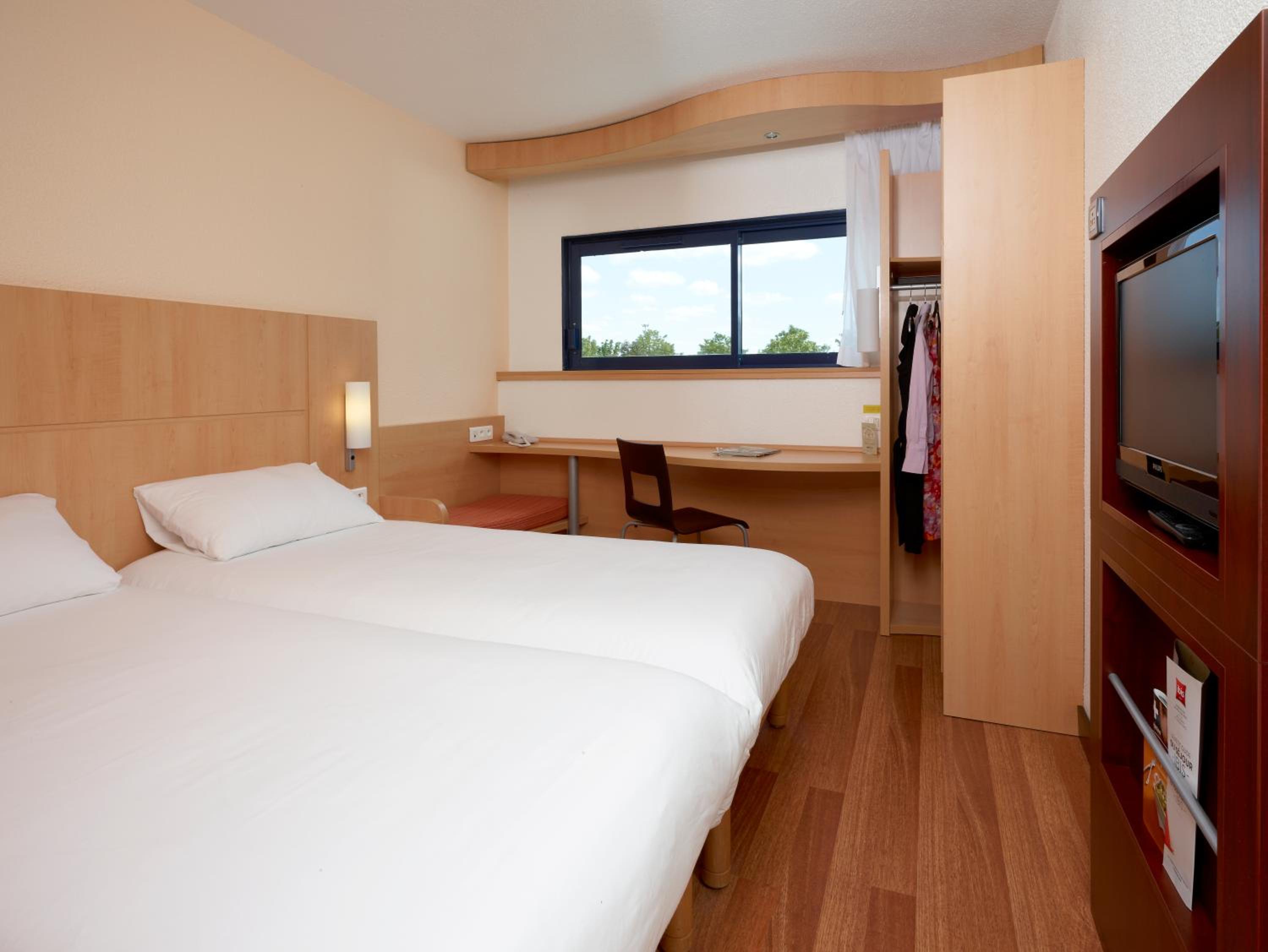 Standard Room with 2 Single Beds - Photo 3