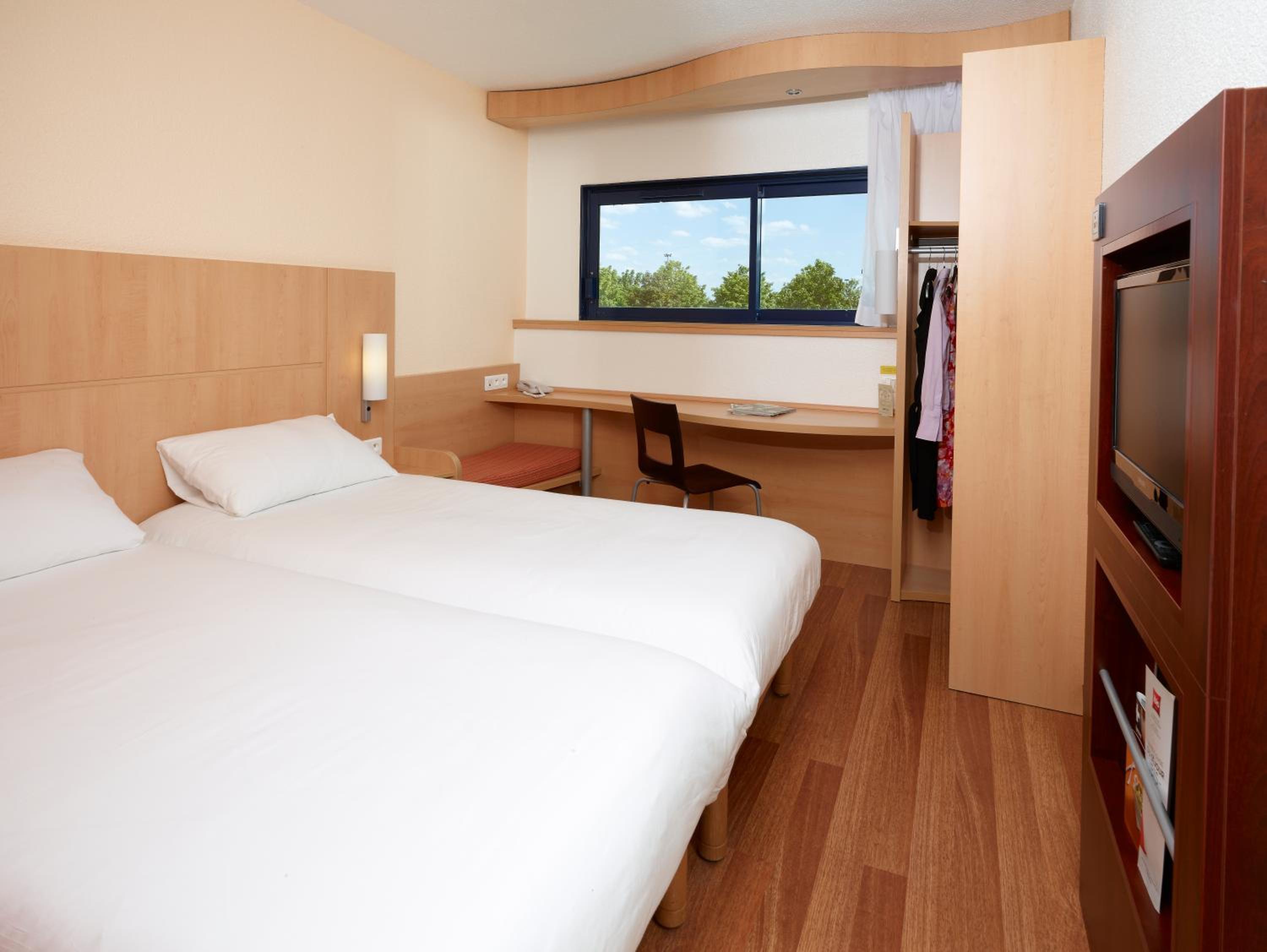 Standard Room with 2 Single Beds - Photo 2