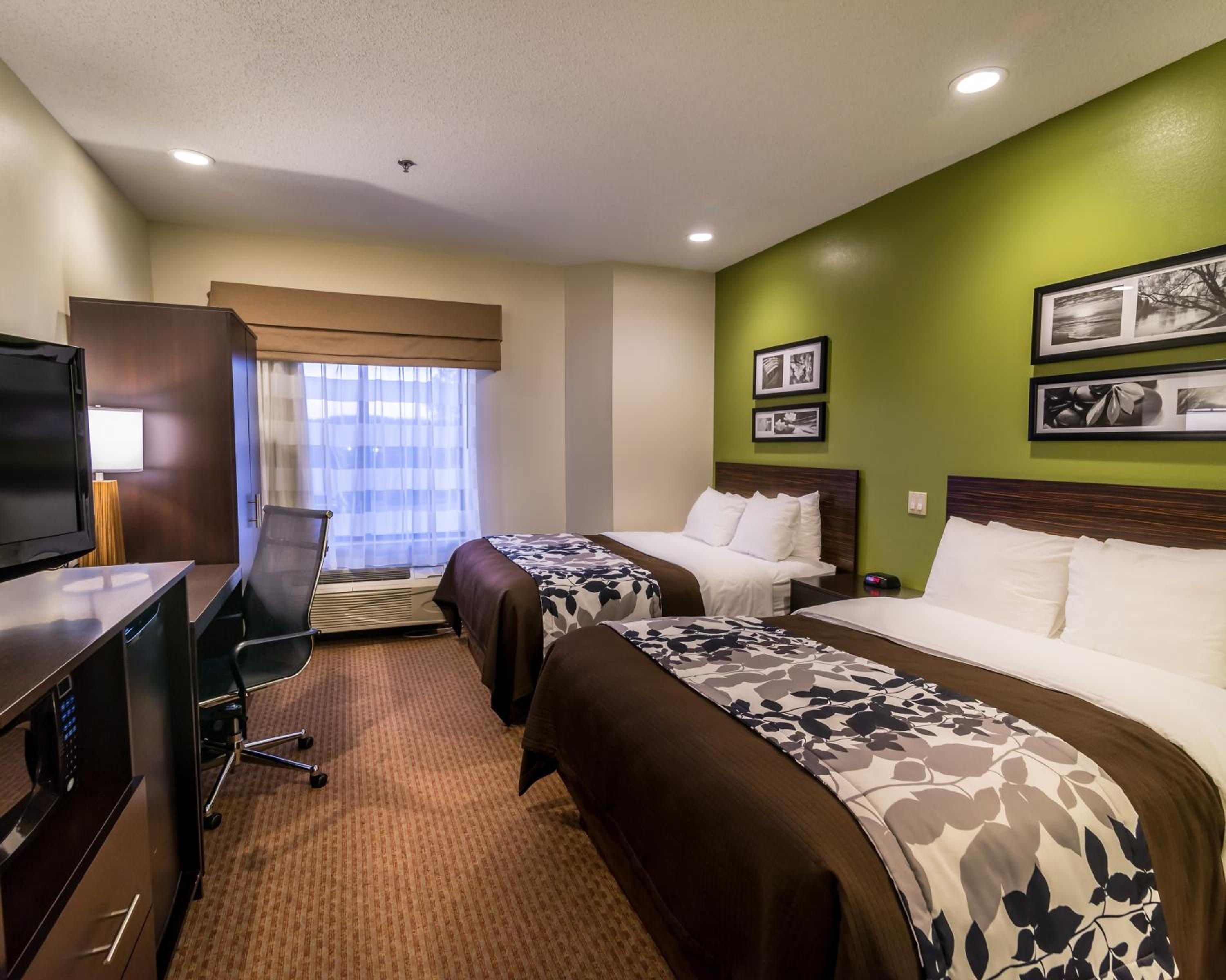 Standard Queen Room with Two Queen Beds - Non-Smoking - Photo 5