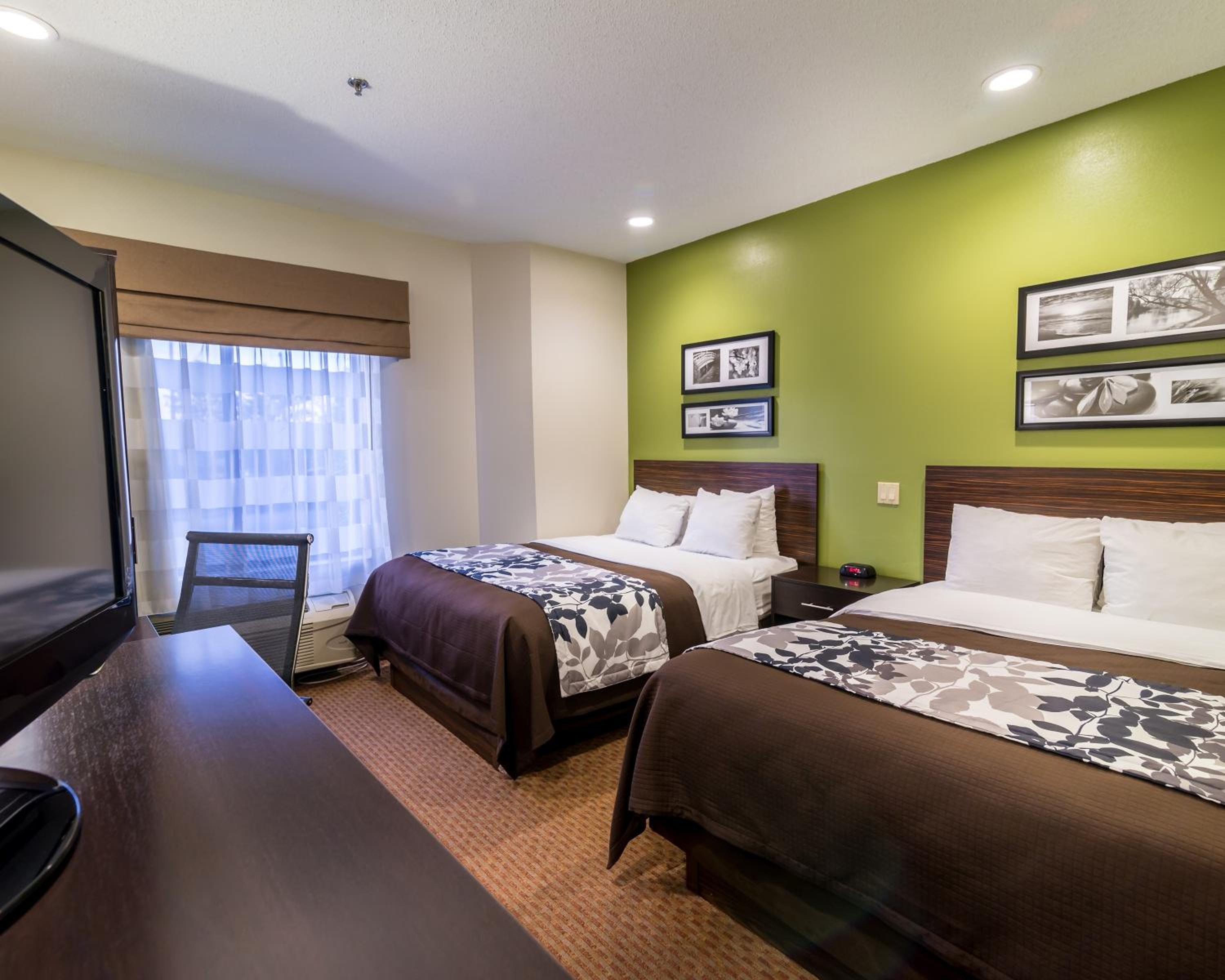 Standard Queen Room with Two Queen Beds - Non-Smoking - Photo 4