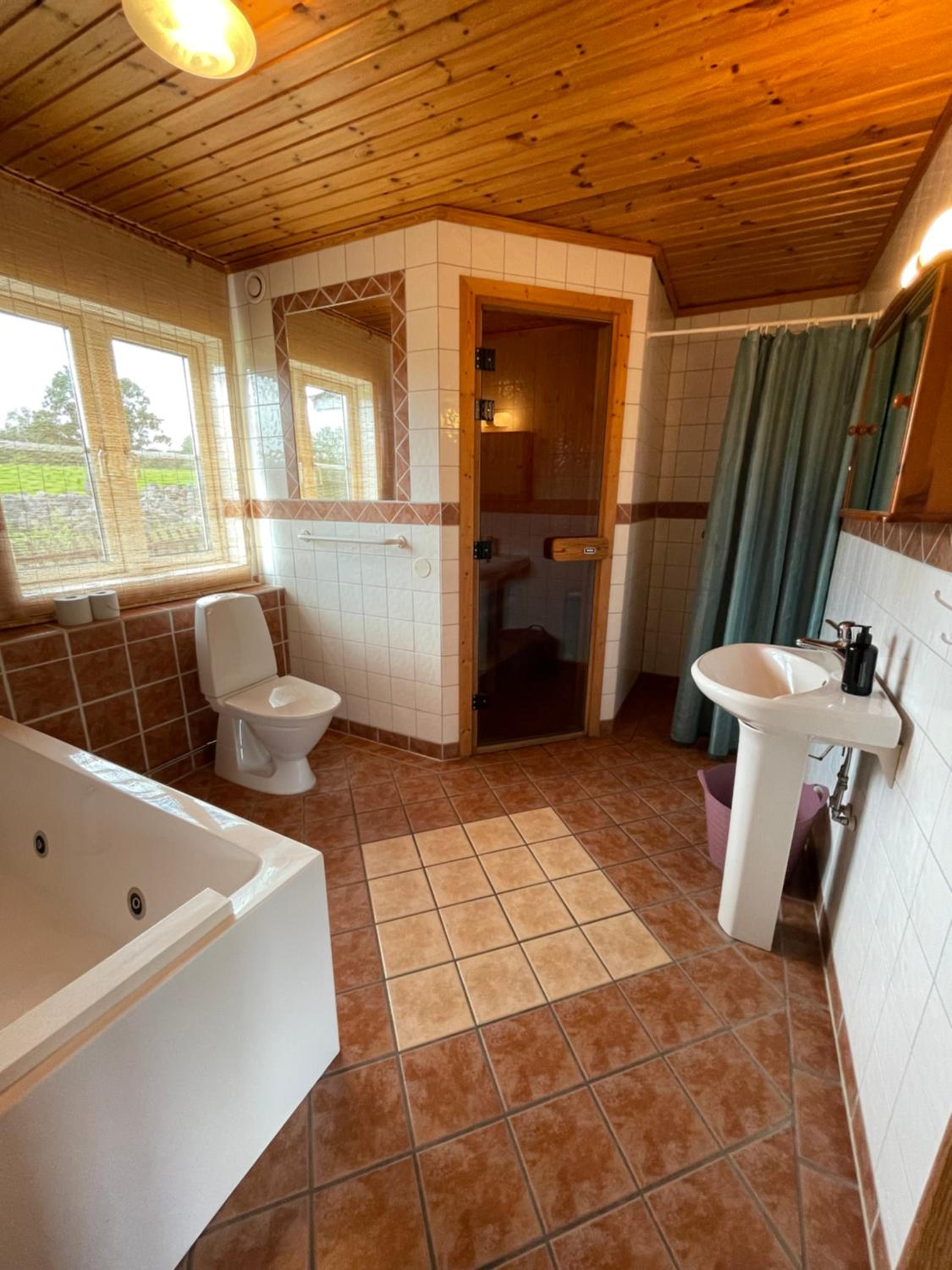 Four-Bedroom House - Photo 6