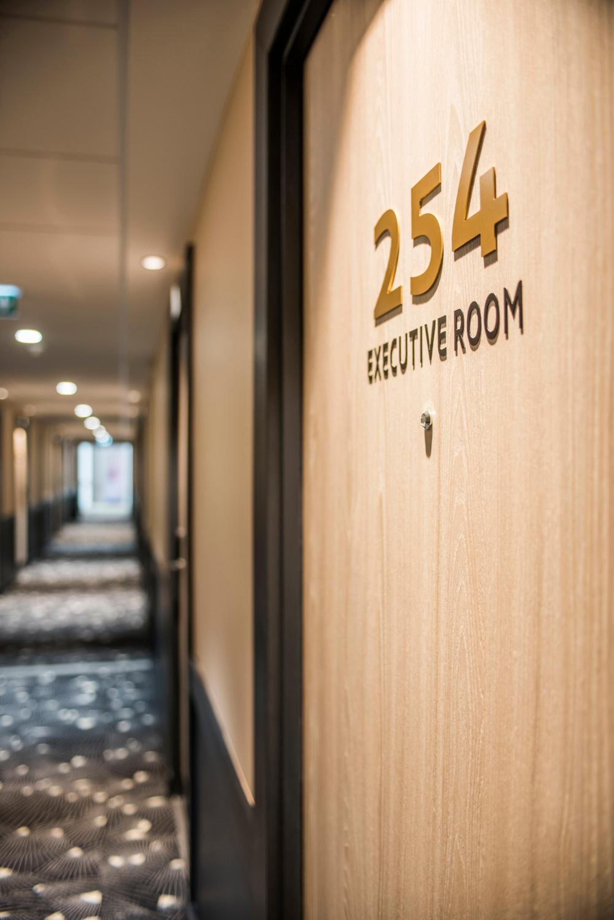 Executive Queen Room - Photo 10