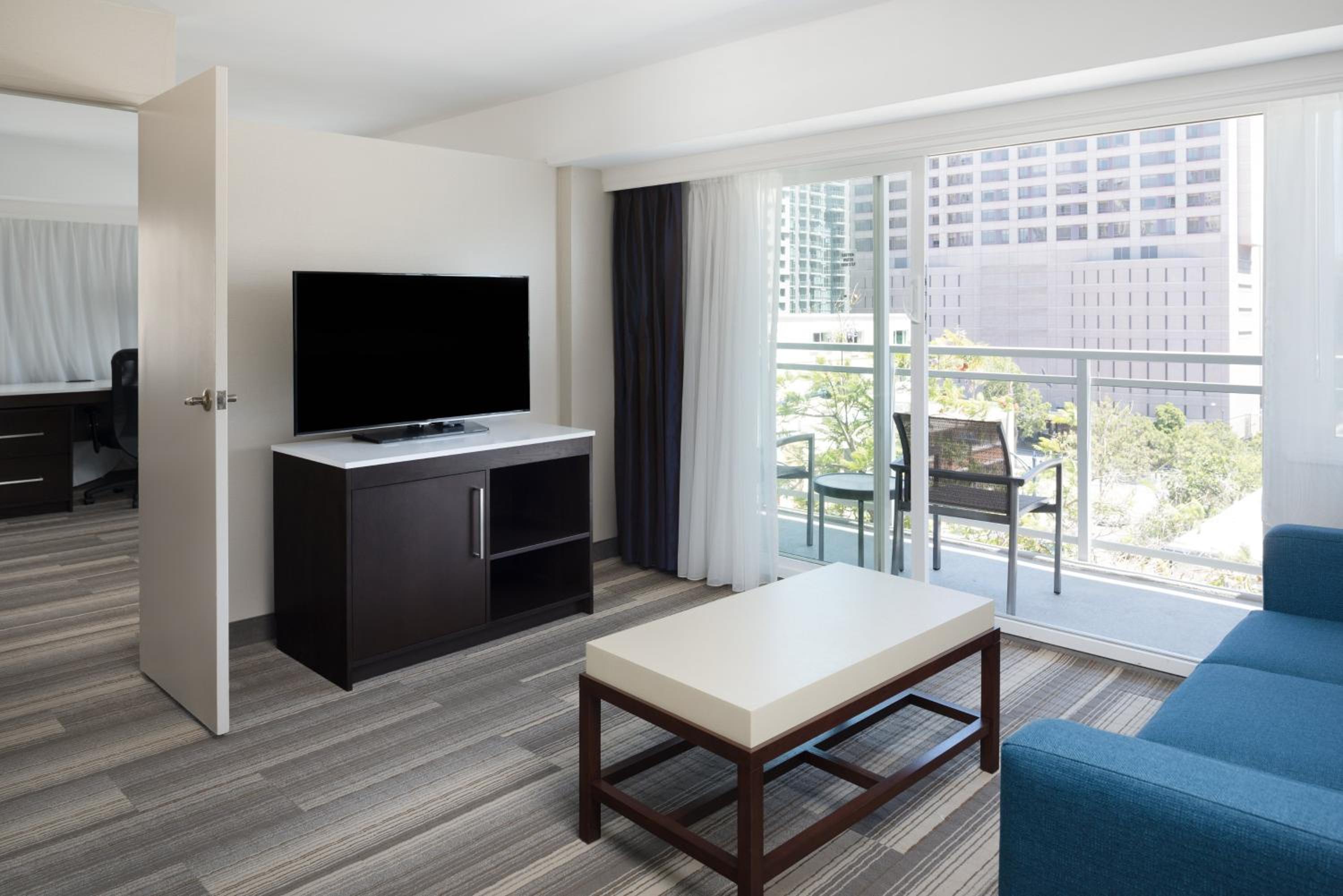 One-Bedroom King Suite with Balcony 1 photo 2