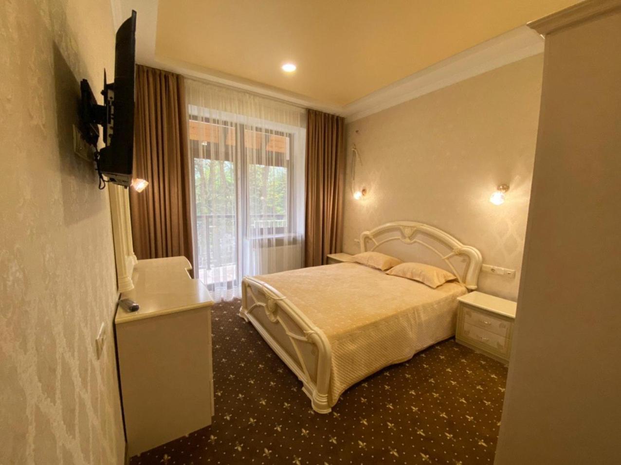 Standard Queen Room photo 2