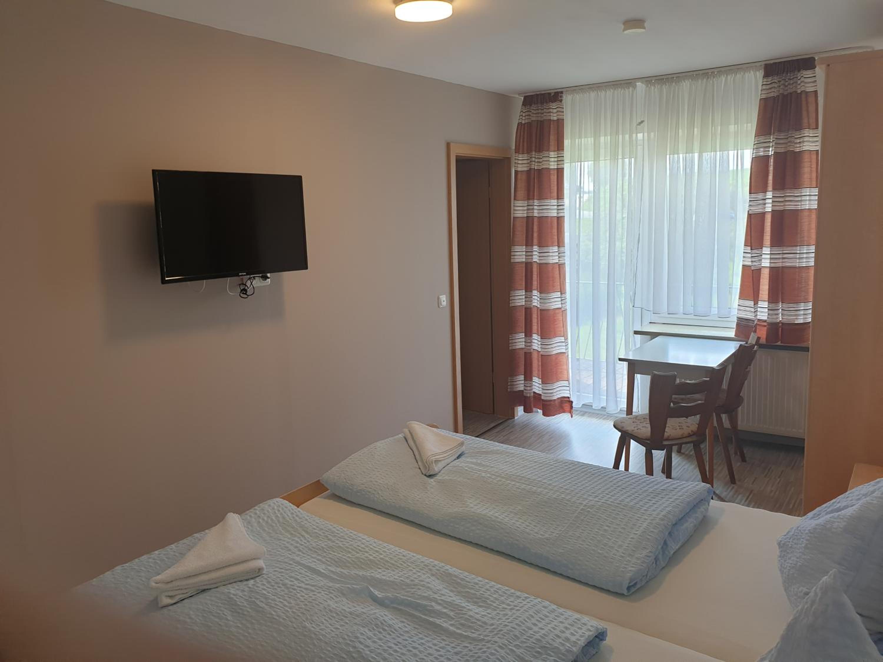 Double Room with Private Bathroom - Photo 4