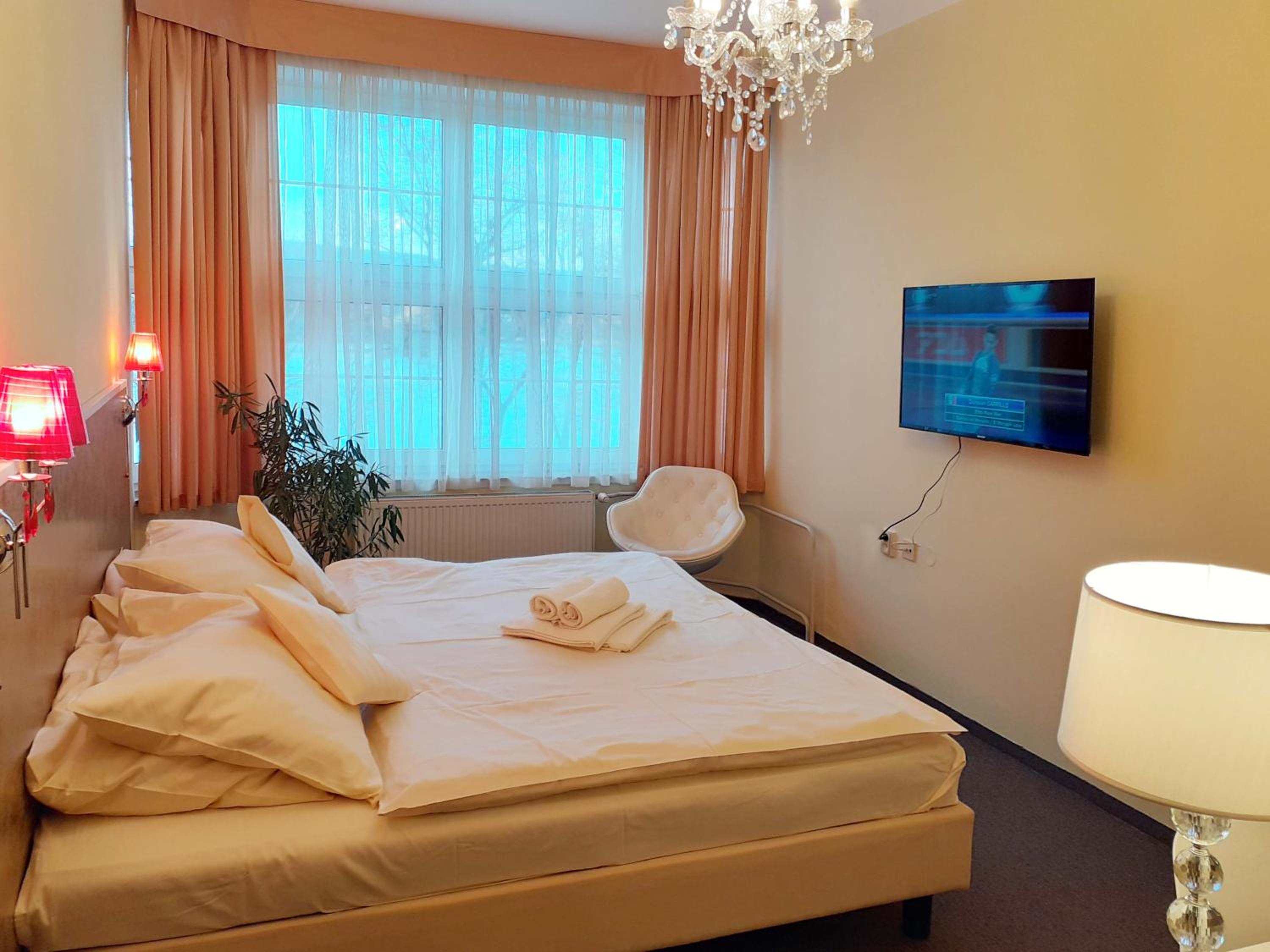 Double Room with Bathroom - Photo 1