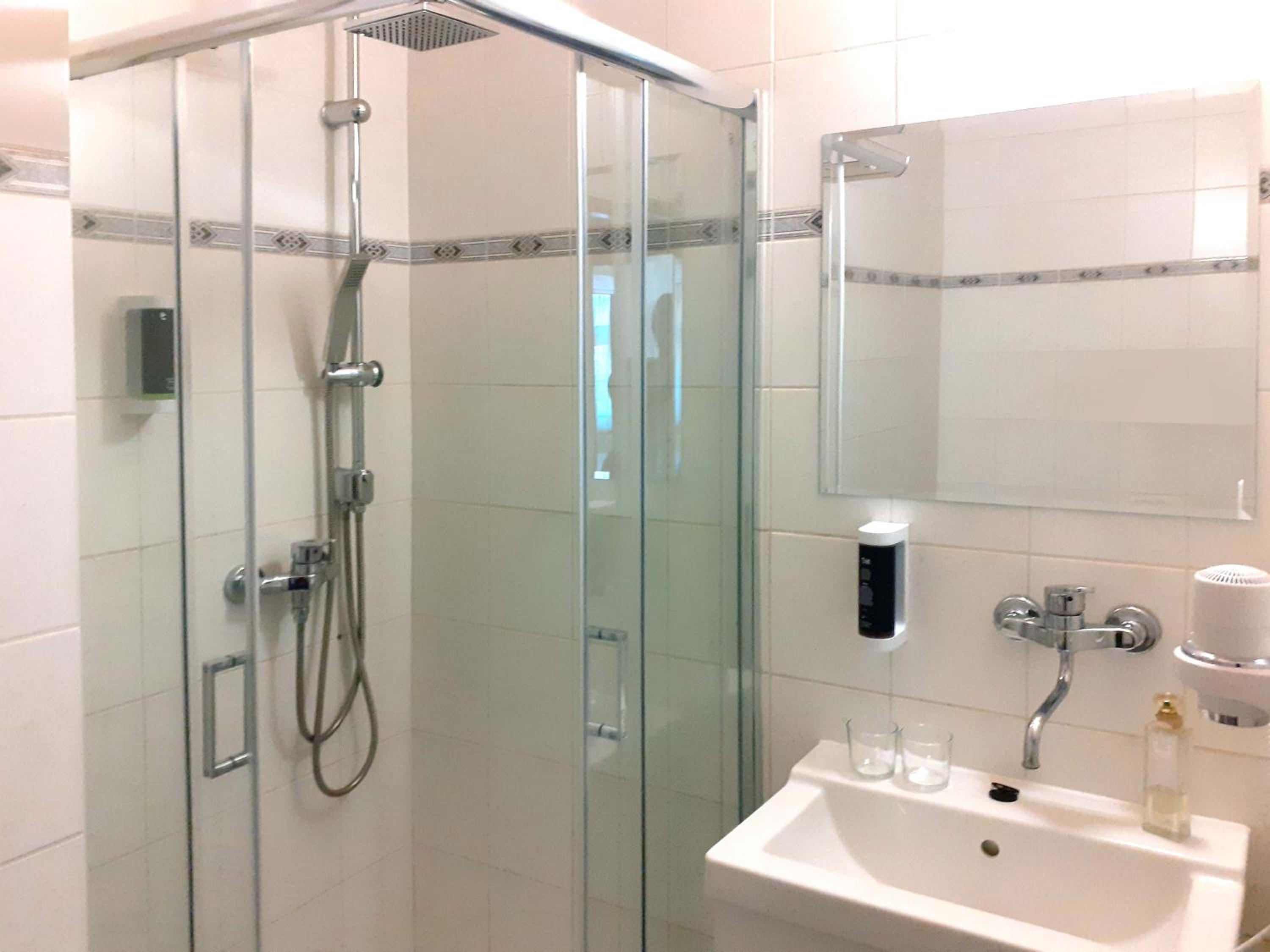 Double Room with Bathroom - Photo 7