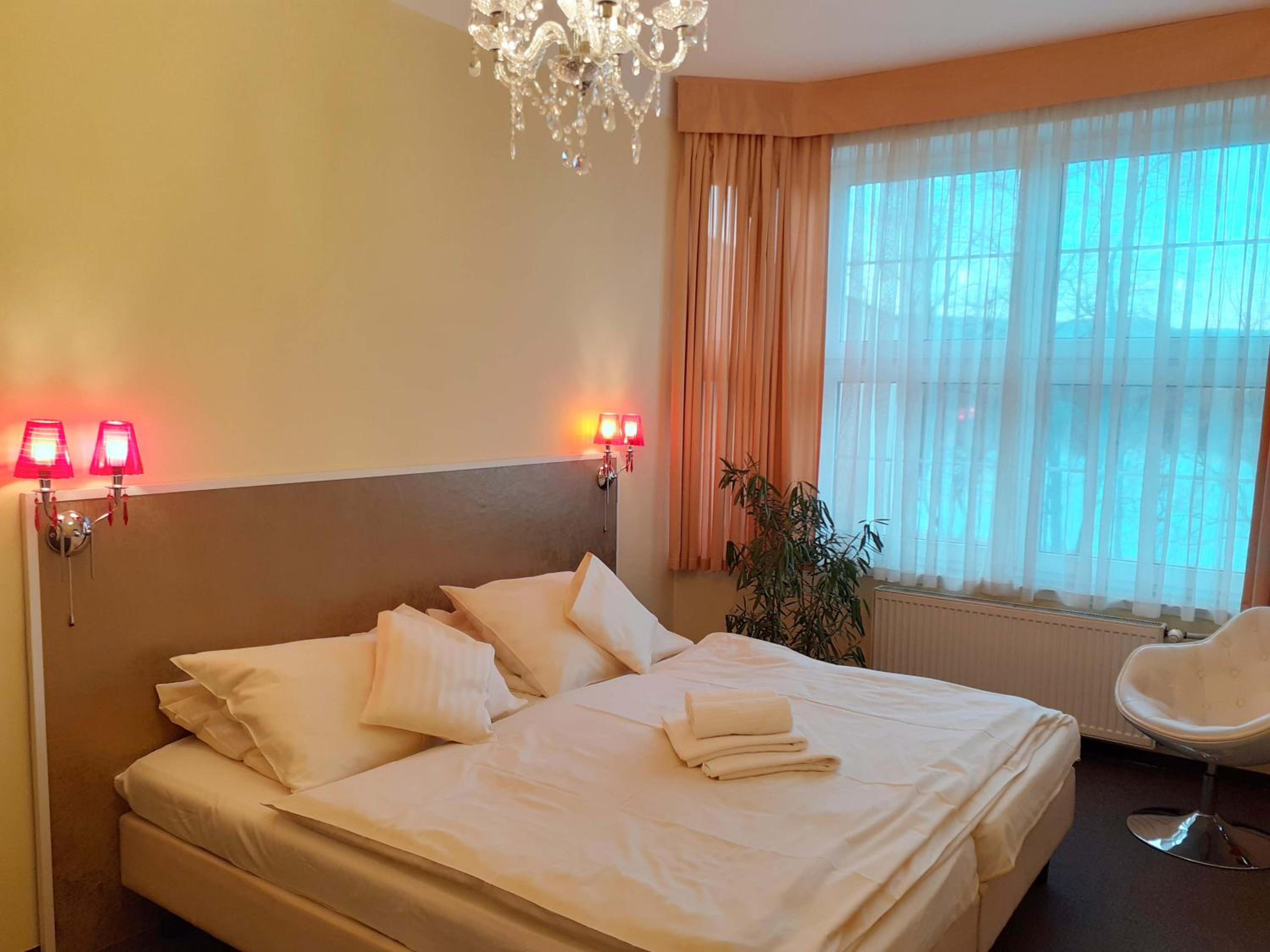 Double Room with Bathroom - Photo 2