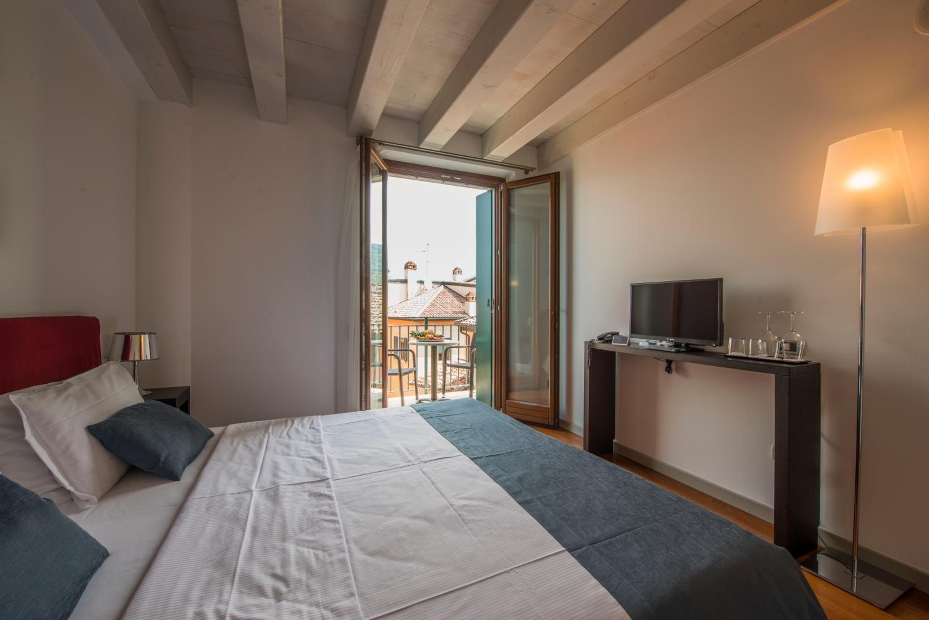Deluxe Double Room with Partial Lake View - Photo 2