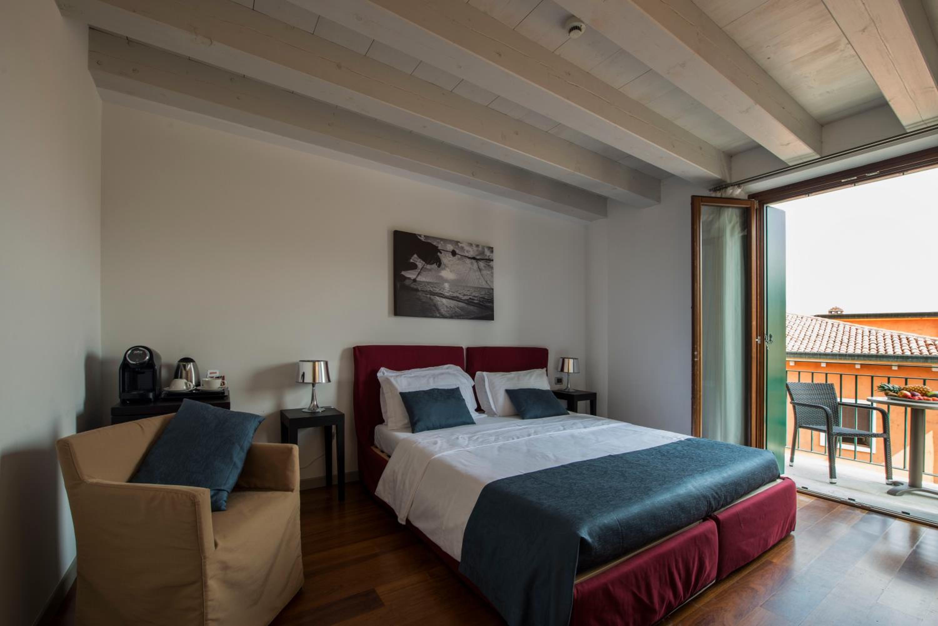 Deluxe Double Room with Partial Lake View - Photo 1