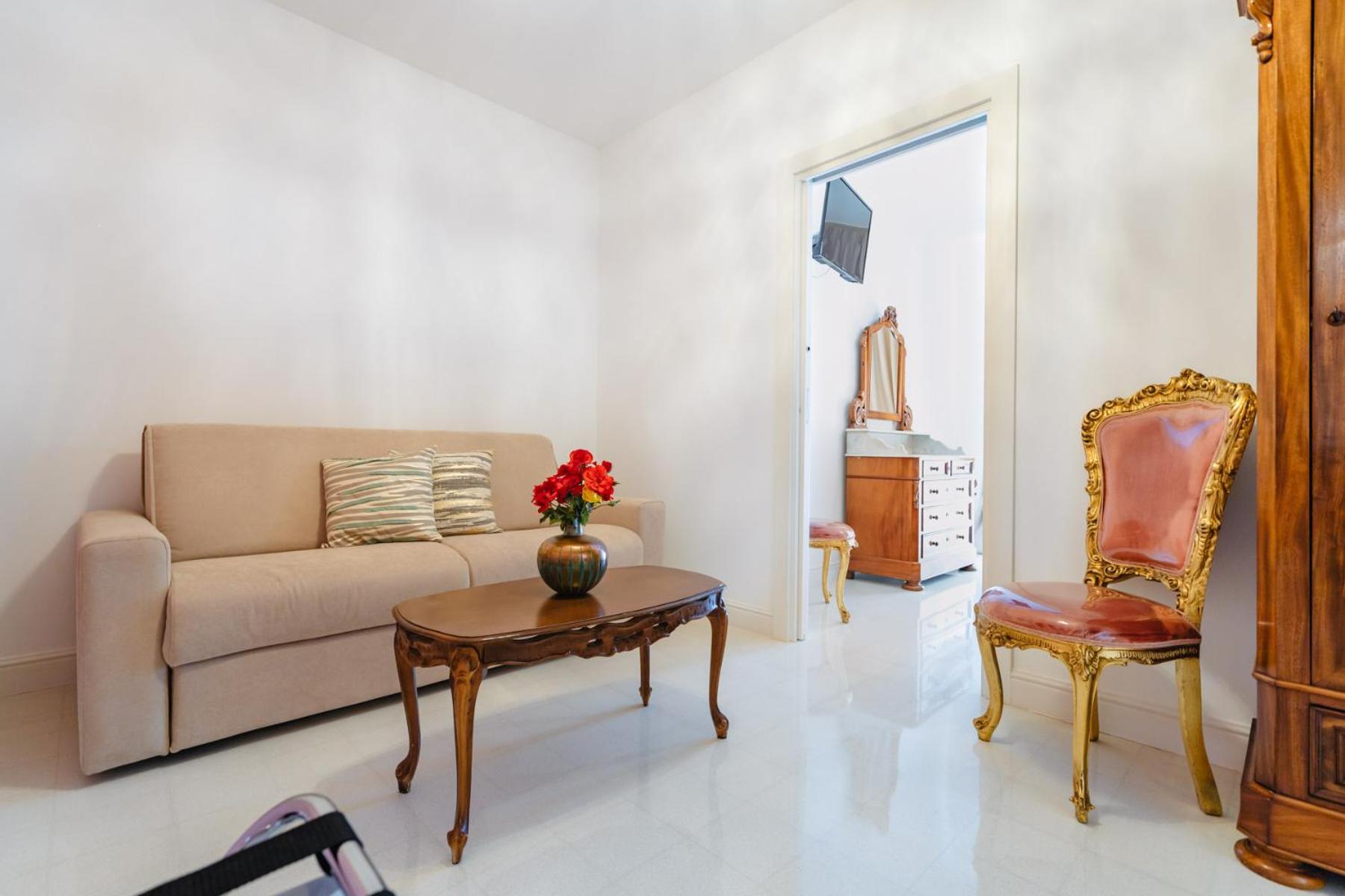 Deluxe Double Room with Bath - Photo 1