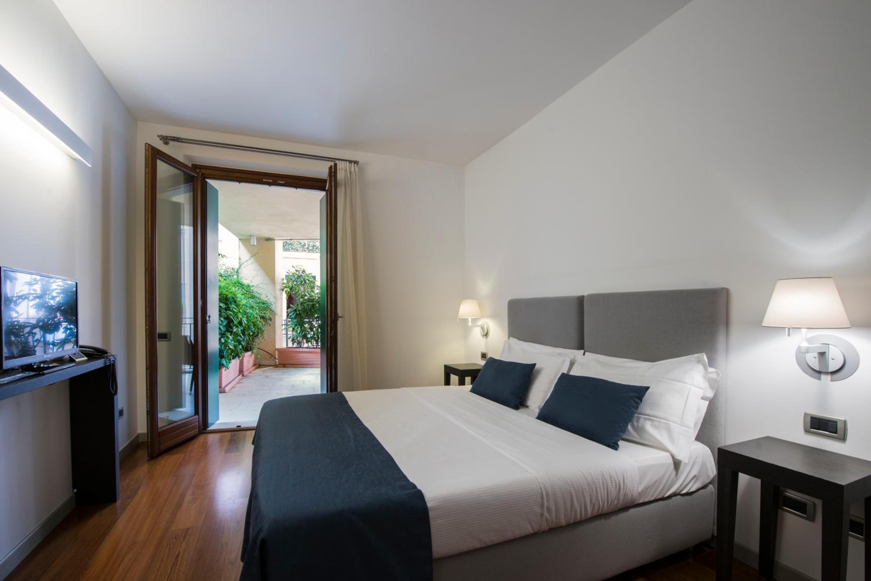 Double Room with Partial Lake View - Photo 1
