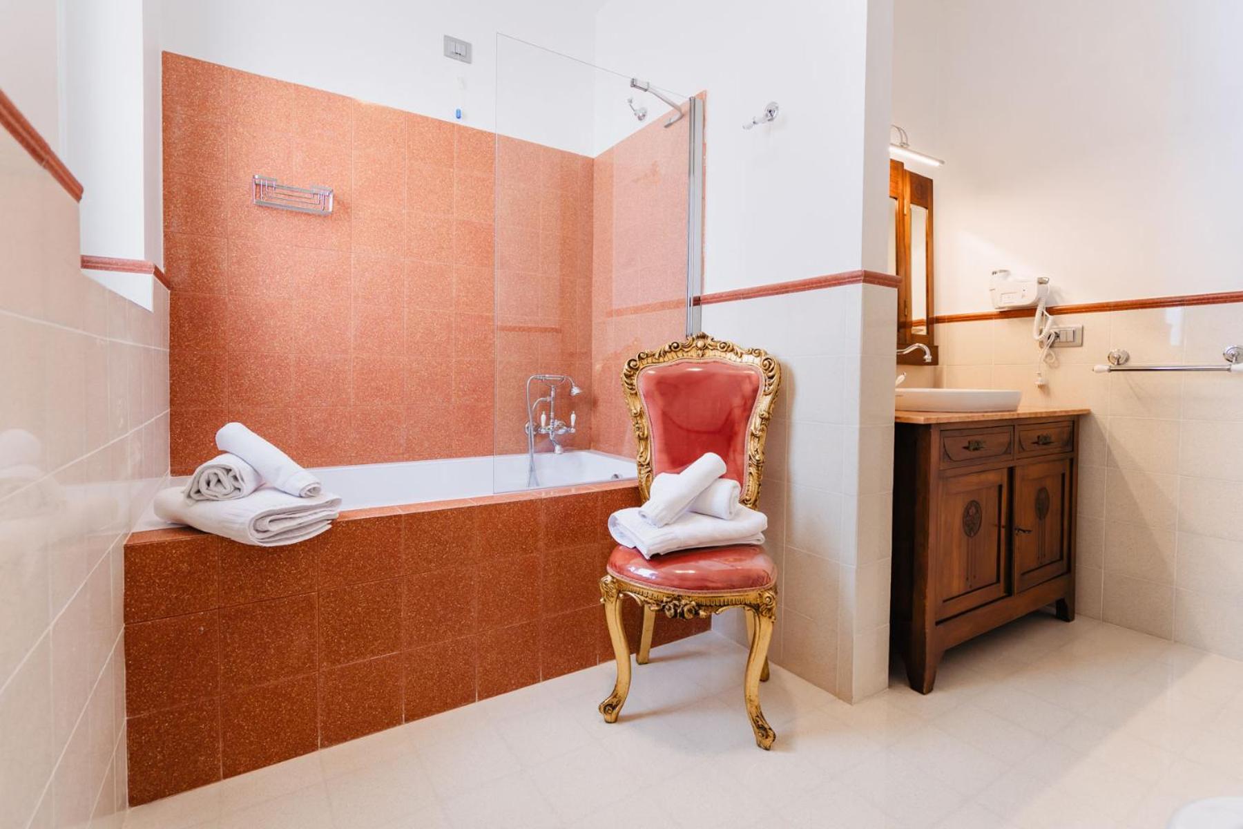 Deluxe Double Room with Bath - Photo 3