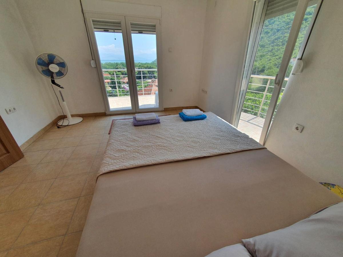 Double Room with Shared Bathroom photo 2